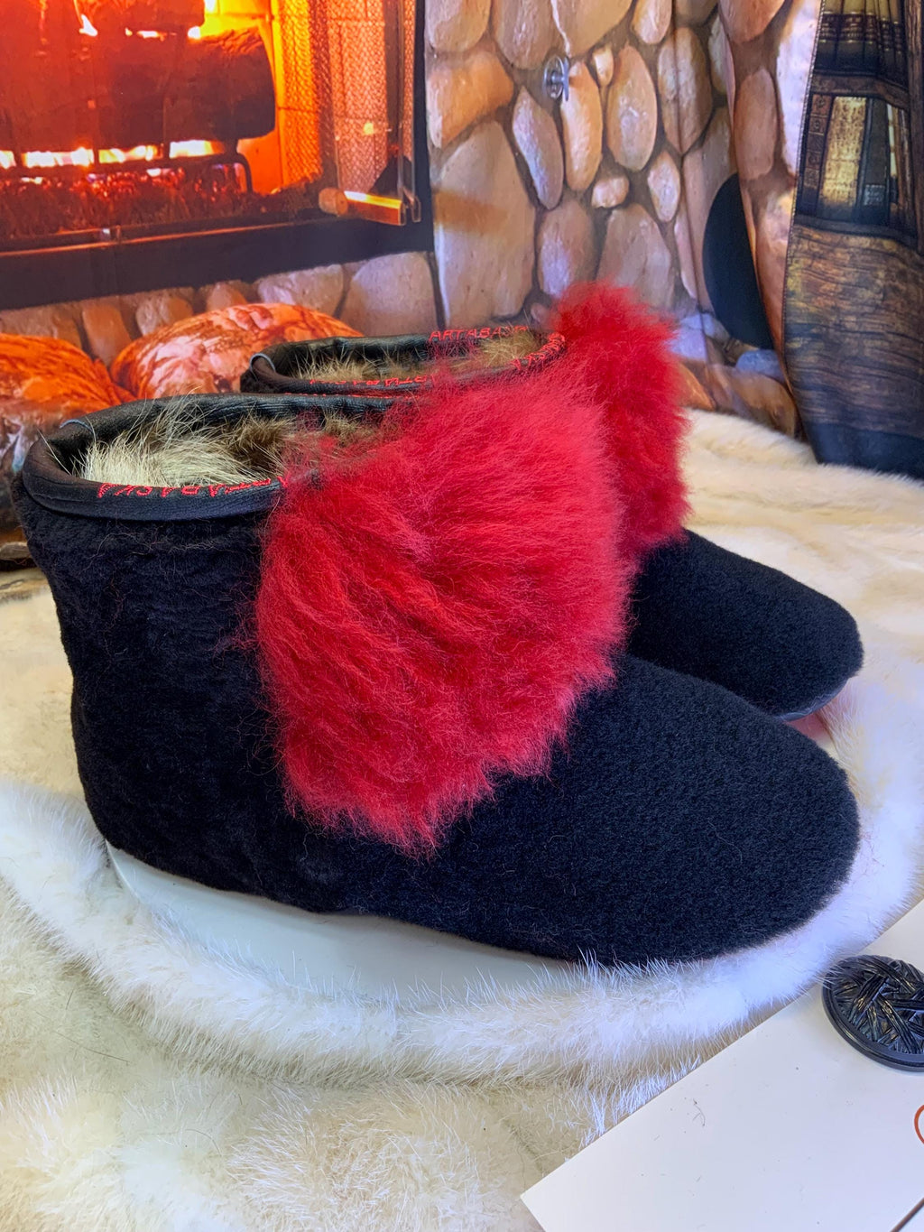 Mocassins d’intérieur Sylvie 9 femme, mouton recyclé noir et rouge vif, semelle rouge, faits à la main au Québec ❤️✨
