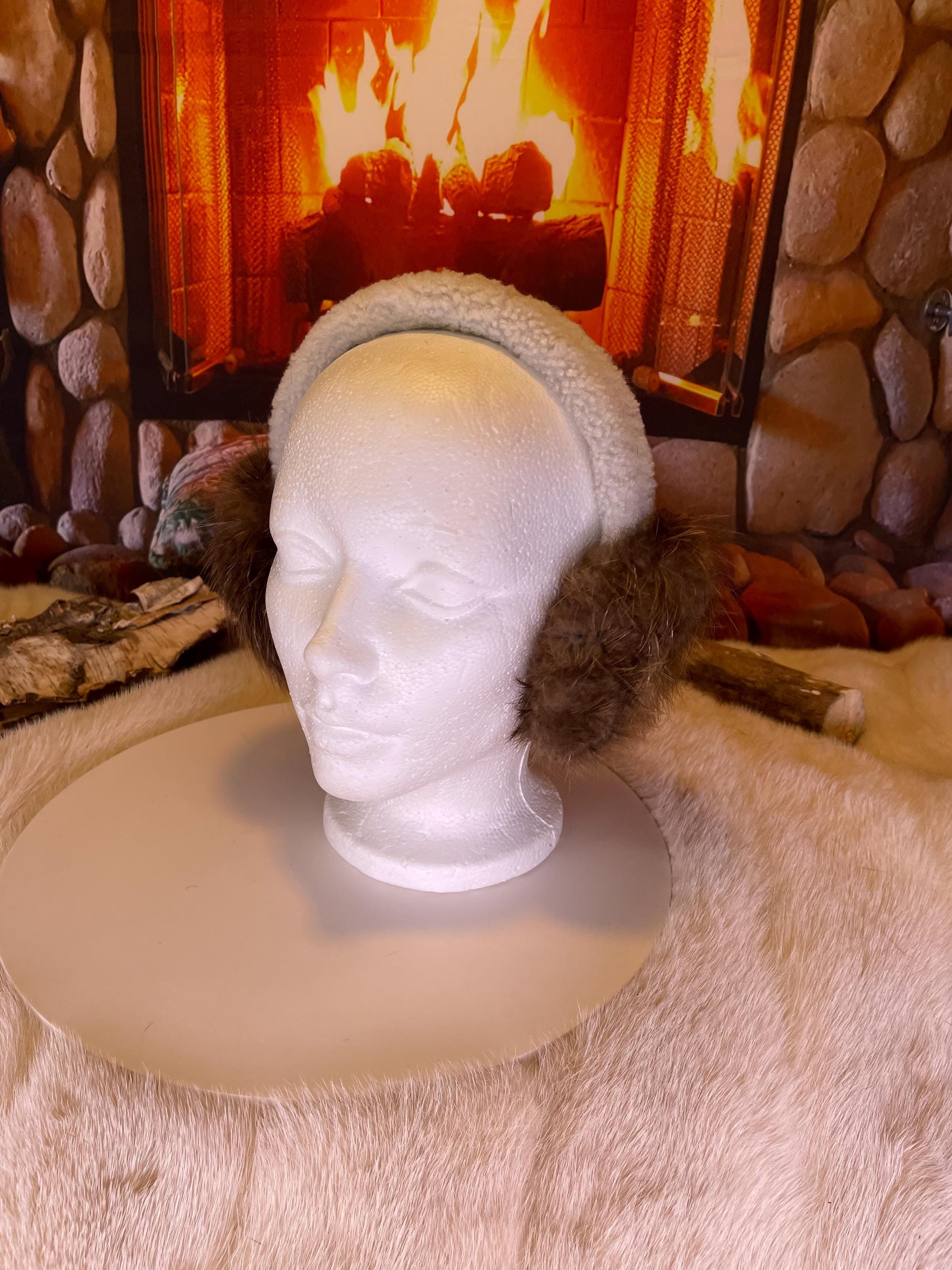 Cache-Oreilles tout en fourrure recyclée édition Castor naturel recyclé et mouton rasé sur la tête  Les Johanne