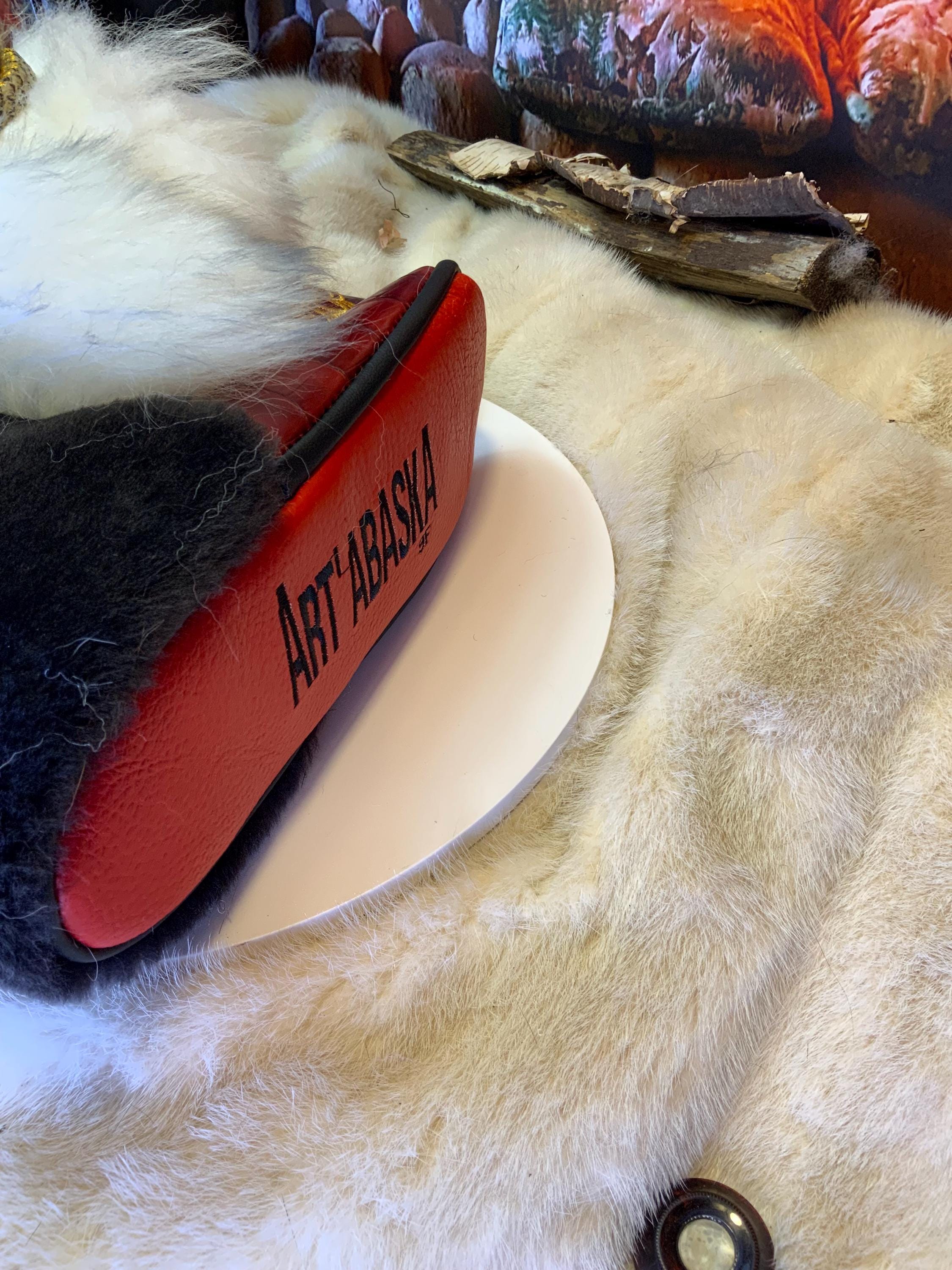 Mocassins d’intérieur Dorothée – 9 femme – cuir crocodile bourgogne brodé mandala fil de métal or, fourrure recyclée & semelle rouge, faits à la main au Québec ✨💛❤️