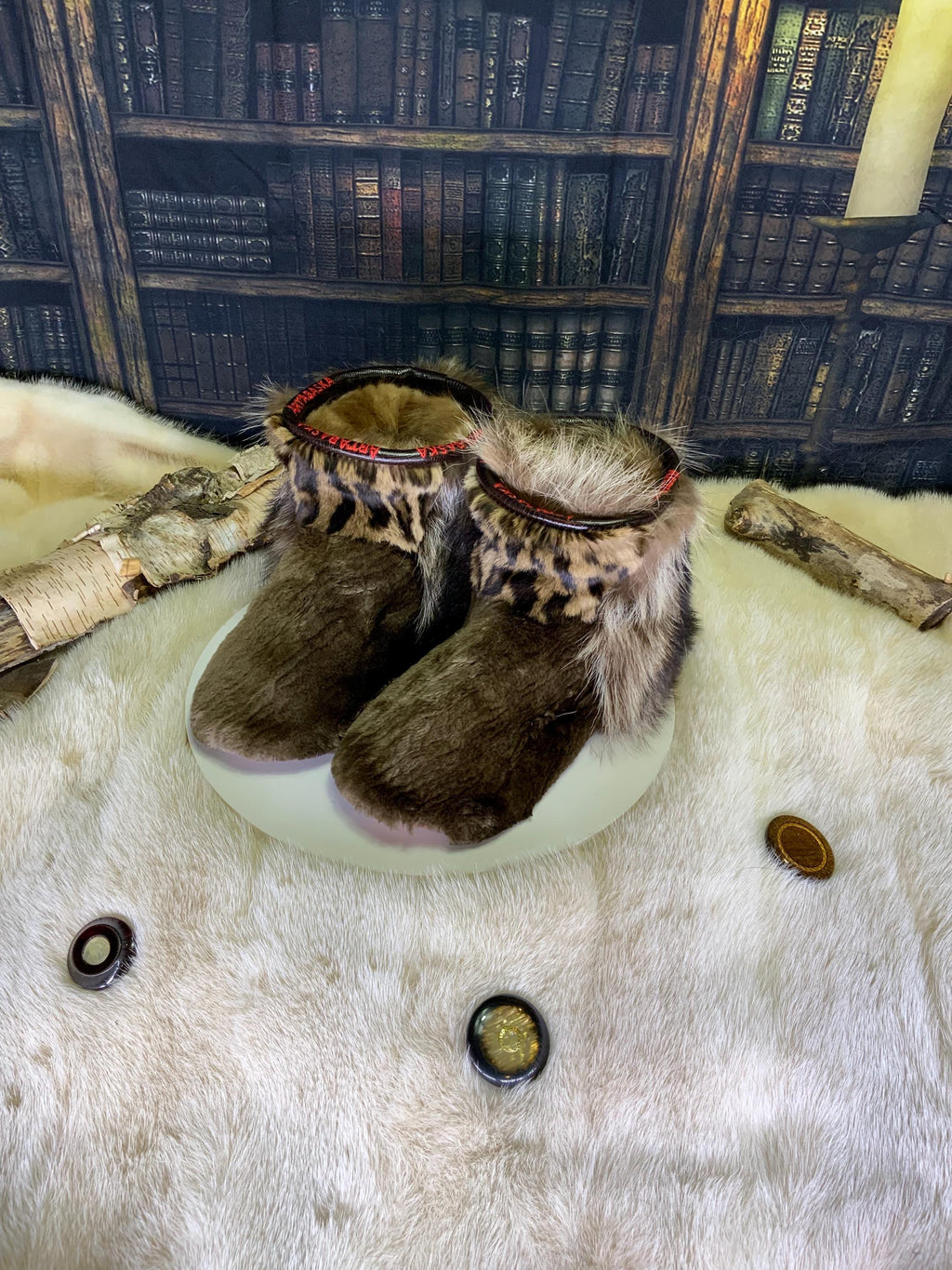 Mocassins d’intérieur Diane pour femme 8 en castor rasé recyclé, raton naturel recyclé et fourrure style imprimé recyclé – faits à la main au Québec, chauds, respirants, confort de luxe, pièce unique Art’Abaska 💕