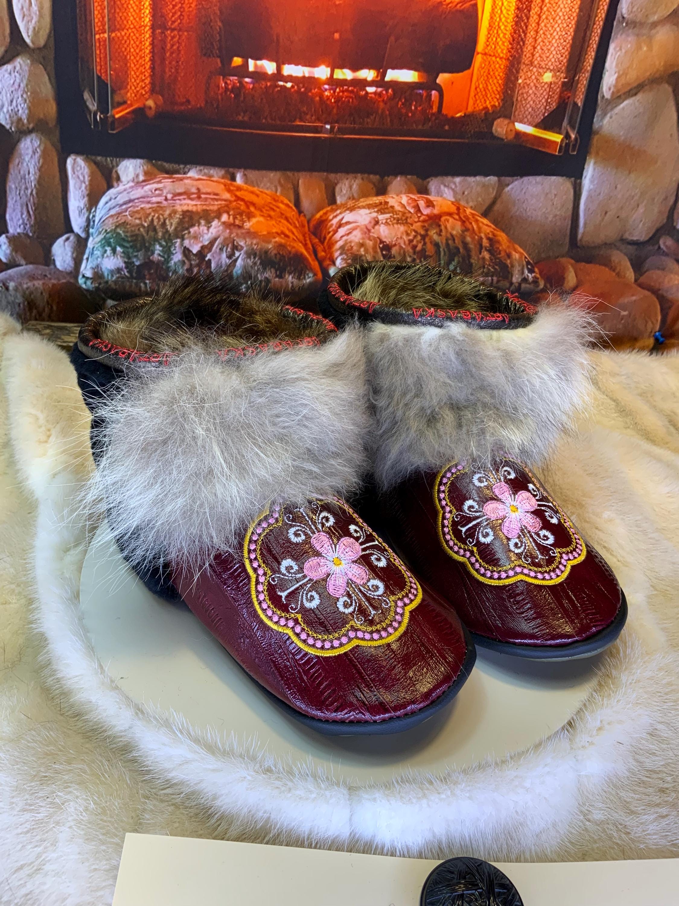 Mocassins d’intérieur Françoise 7 femme, cuir d’anguille recyclé brodé mandala, renard recyclé, fait à la main au Québec ✨💚🌸