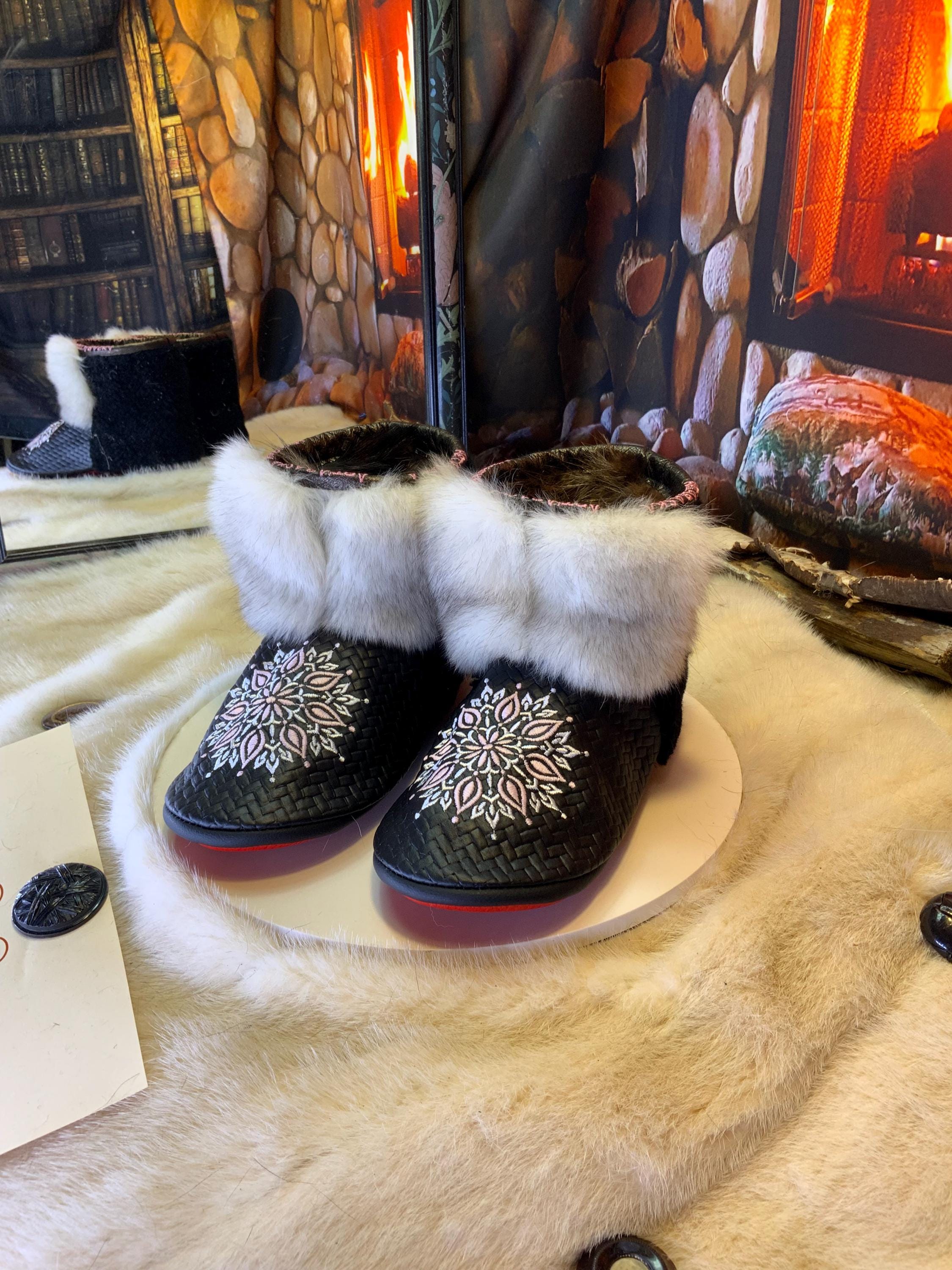 Mocassins d’intérieur Colette – 7 femme – cuir chevron noir italien & mandala brodé rose-blanc, œuvre d’art unique du Québec ✨🖤🌸