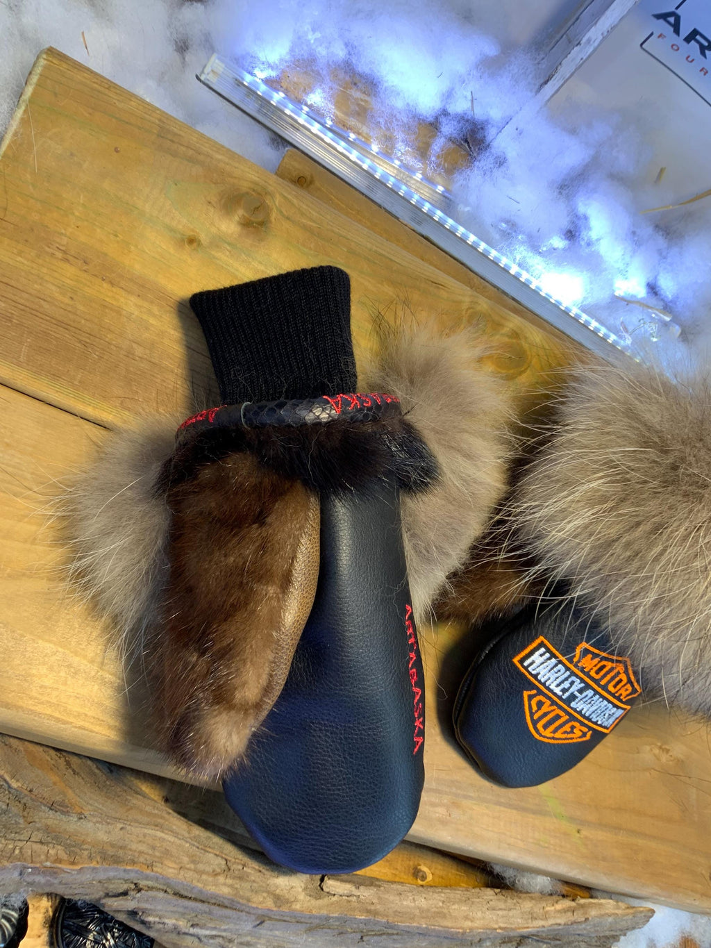 Mitaines de ville Harley-Davidson | Mitaines fourrure recyclée coyote & vison | Cuir brodé orange-blanc | Modèle Annette Small Québec