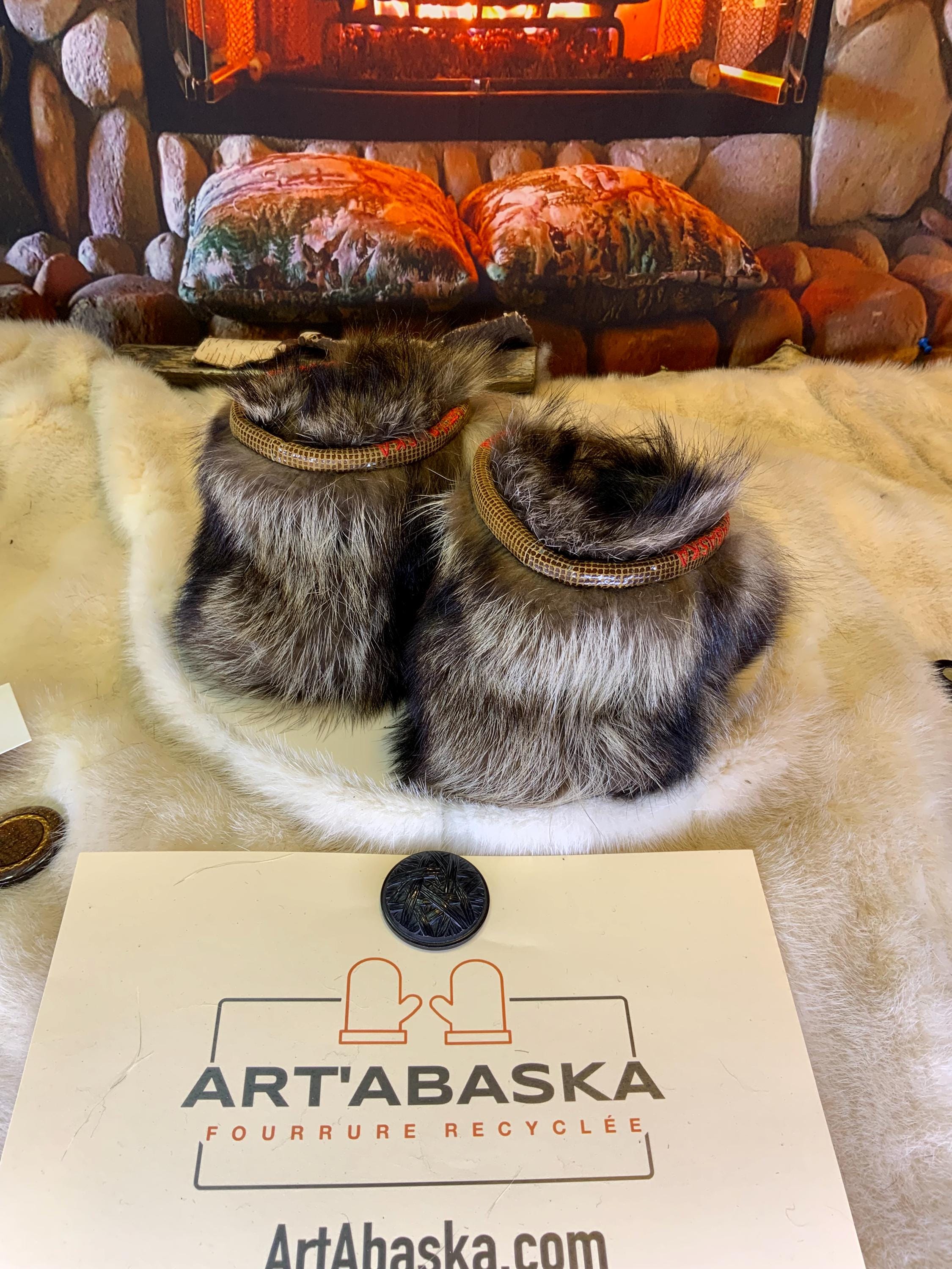 Mocassins d’intérieur Marjolaine – 5 femme – édition tout en fourrure recyclée brune, coyote & raton, semelle brun pâle chocolat, faits à la main au Québec ✨🤎