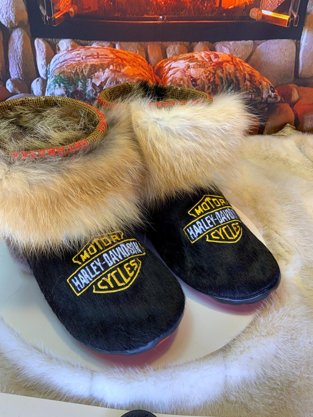 Mocassins d’intérieur Pierrette 8 femme, cuir de vache noire brodé Harley-Davidson, fourrure recyclée, faits à la main au Québec 🏍️✨