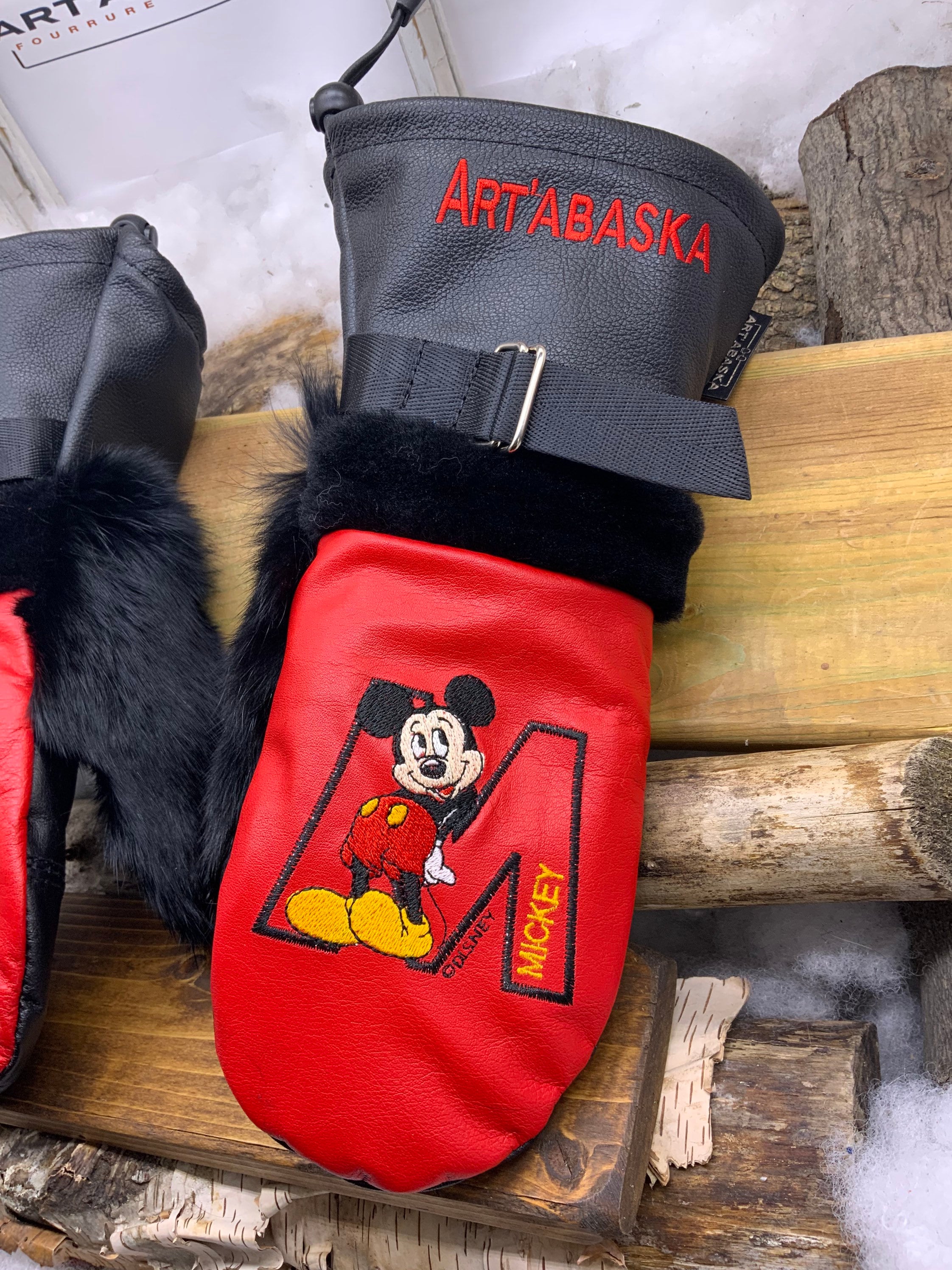 Mitaines Les Edith – Médium – cuir noir recyclé et broderie Mickey unique – fait à la main Québec