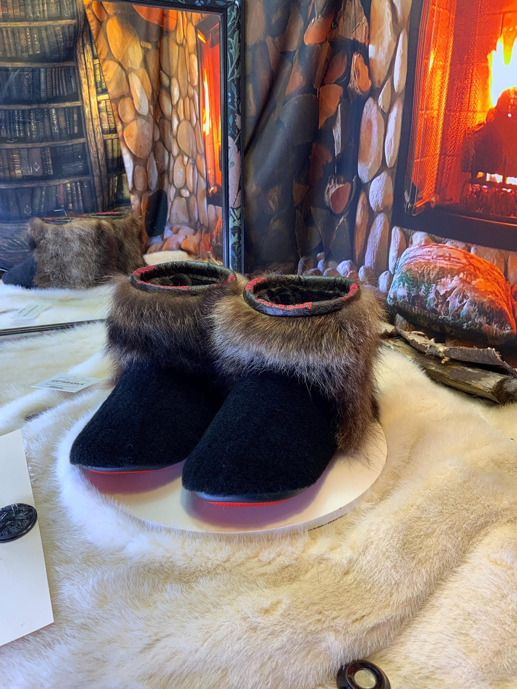 Mocassins d’intérieur Claudette – 8 femme – édition toute fourrure en mouton noir & raton recyclés, semelle rouge, pièce unique faite à la main au Québec ✨🖤❤️