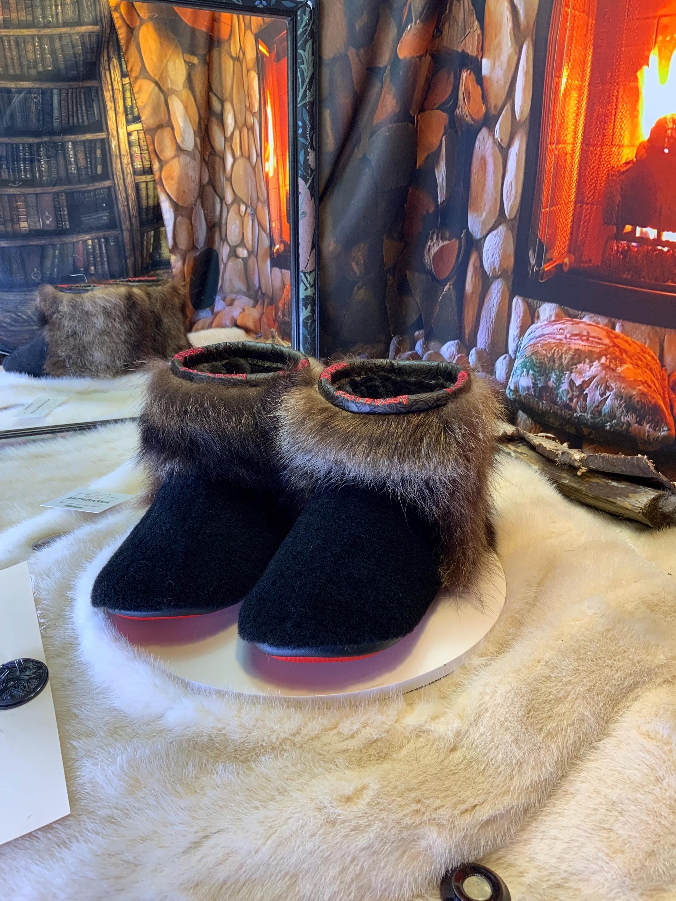 Mocassins d’intérieur Claudette – 8 femme – édition toute fourrure en mouton noir & raton recyclés, semelle rouge, pièce unique faite à la main au Québec ✨🖤❤️