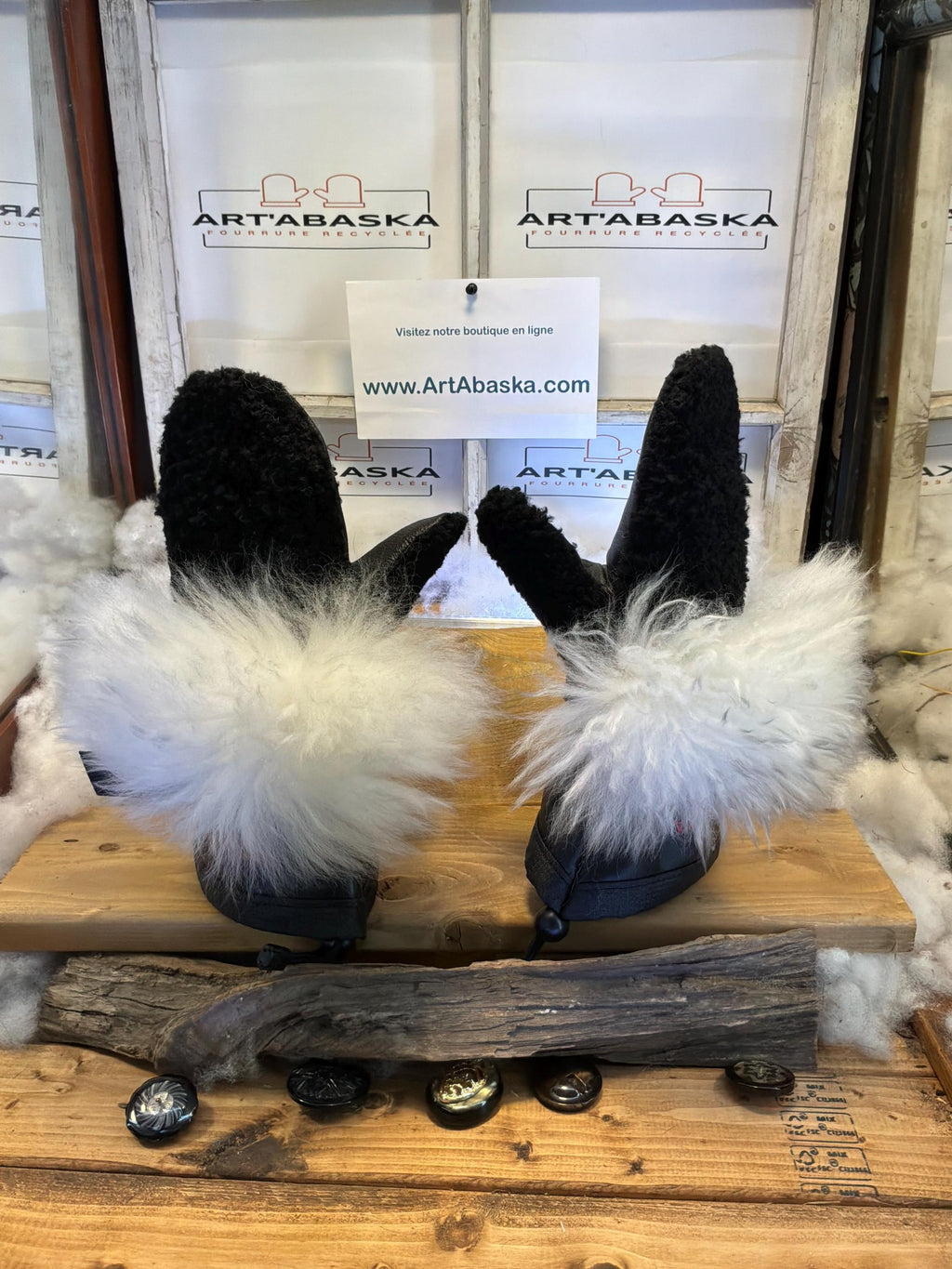 Mitaines Fernande Medium mouton frisé noir recyclé & grosse touffe au poignet, cuir italien noir, pièce unique faite à la main Québec