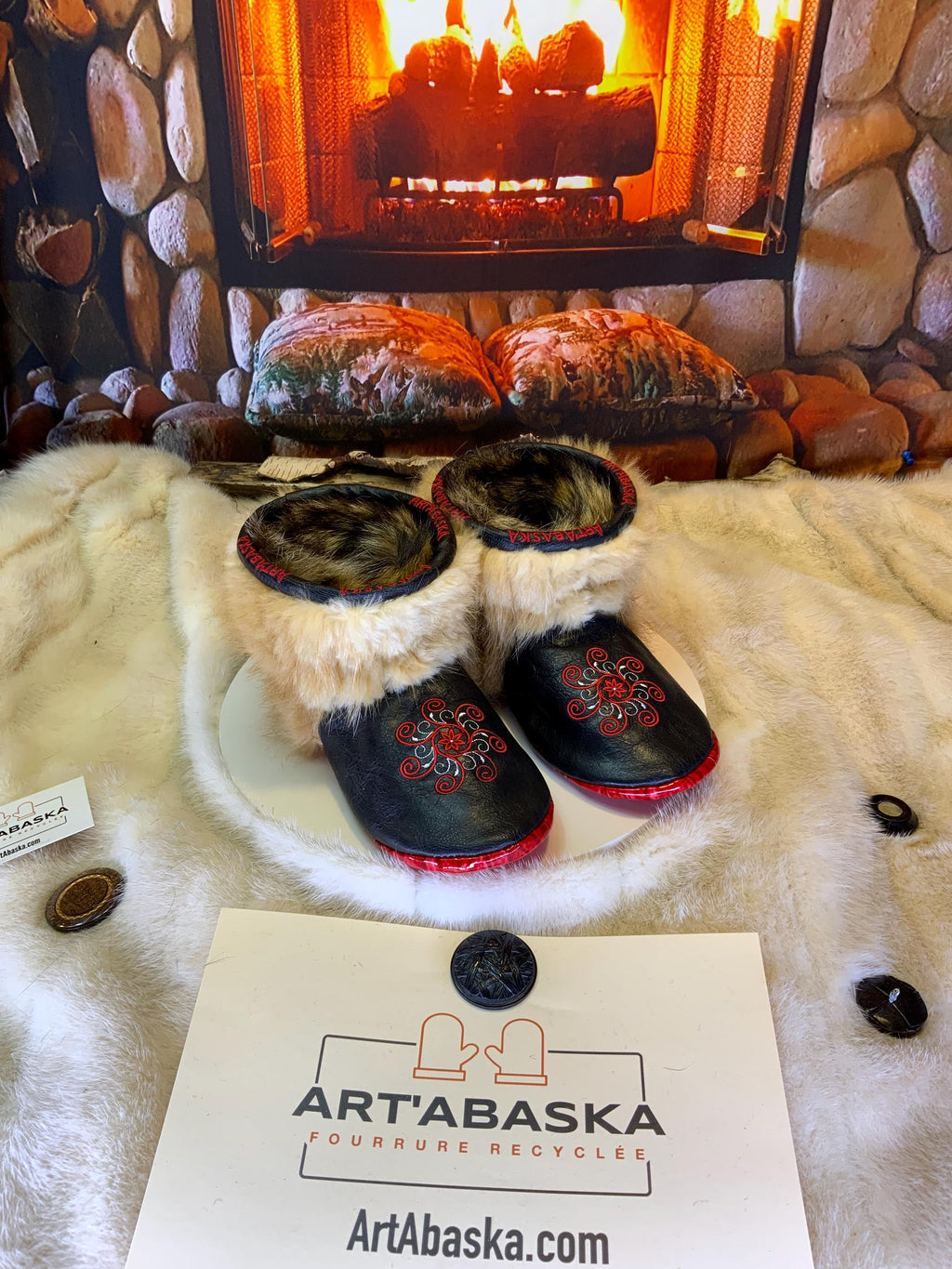 Mocassins d’intérieur Lisette – 6 femme – cuir italien craquelé brodé mandala rouge-blanc, raton bleached recyclé & semelle rouge, faits à la main au Québec ✨❤️🤍