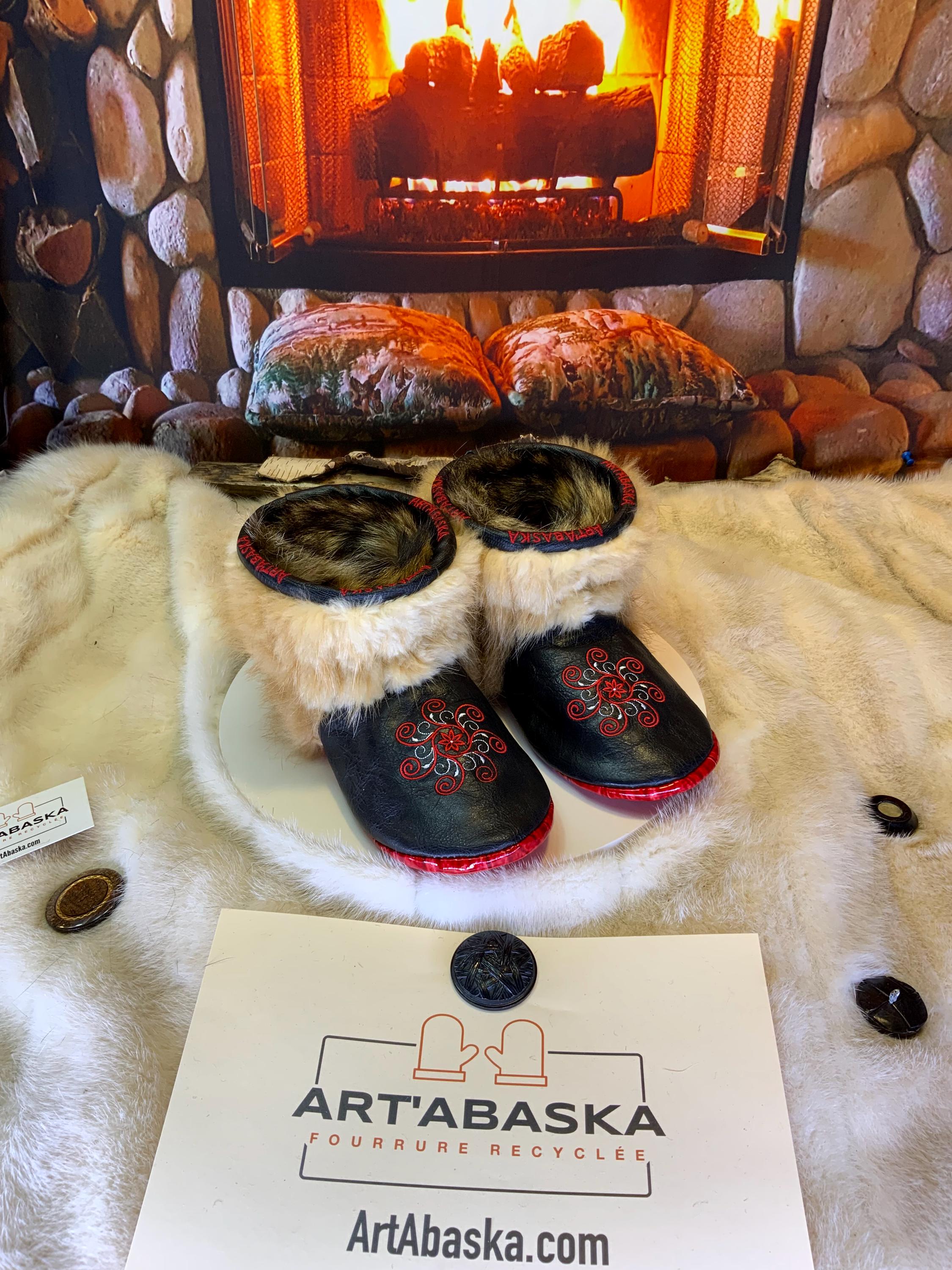 Mocassins d’intérieur Lisette – 6 femme – cuir italien craquelé brodé mandala rouge-blanc, raton bleached recyclé & semelle rouge, faits à la main au Québec ✨❤️🤍