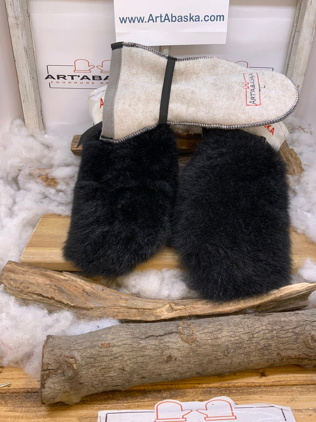 Mitaines Anna Large opossum noir cuir crème embossé serpent bourgogne recyclé broderie rouge ArtAbaska fait main Québec unique artisanale