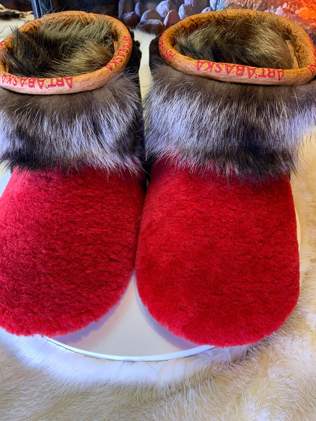 Mocassins d’intérieur Aline 9 femme, toute fourrure recyclée rouge vif, brun chocolat et raton, faits à la main au Québec ❤️✨