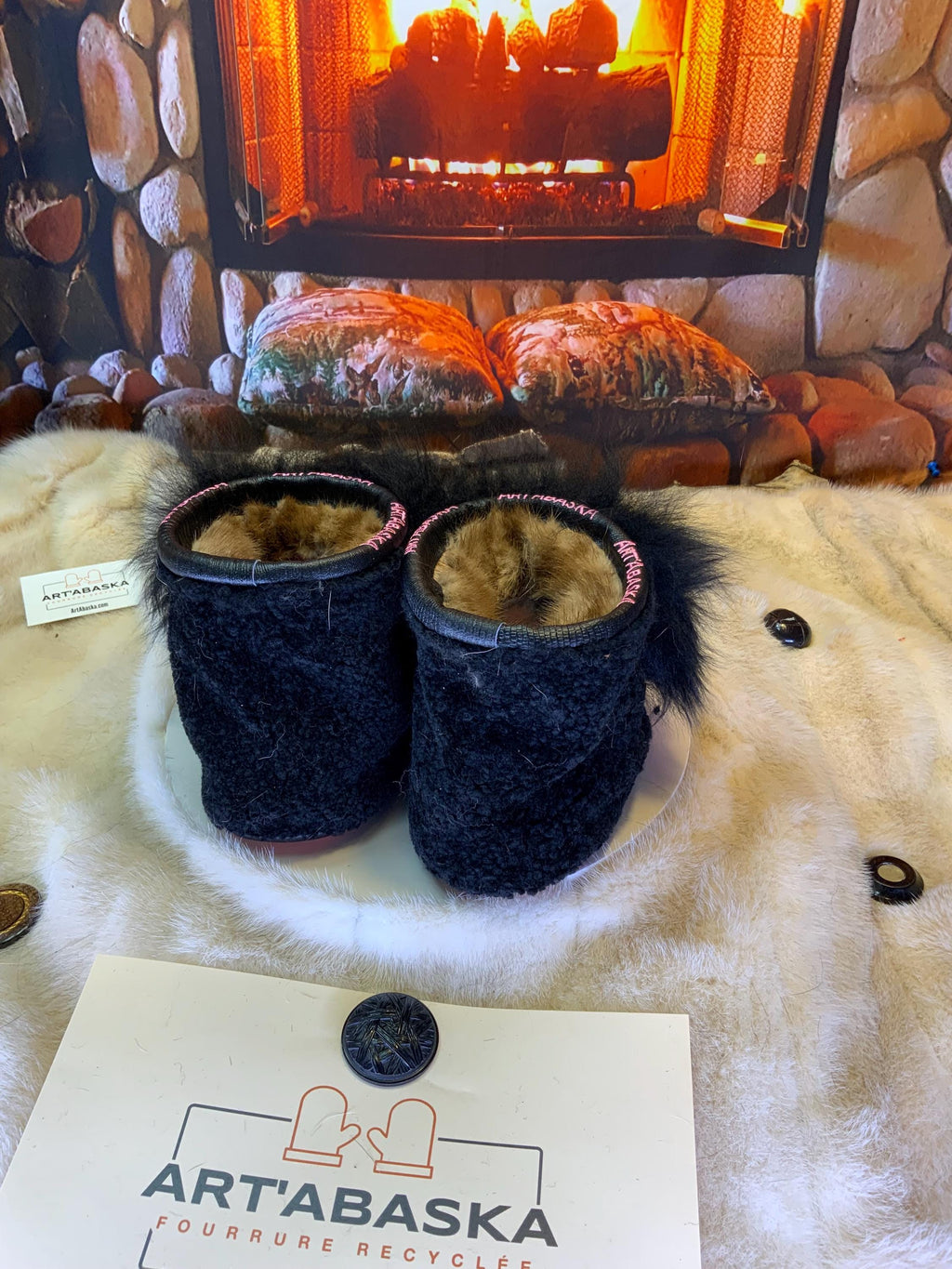 Mocassins d’intérieur Les Odette – 10 femme – cuir noir mandala brodé rose blanc & mouton recyclé, pièce unique Québec artisanal