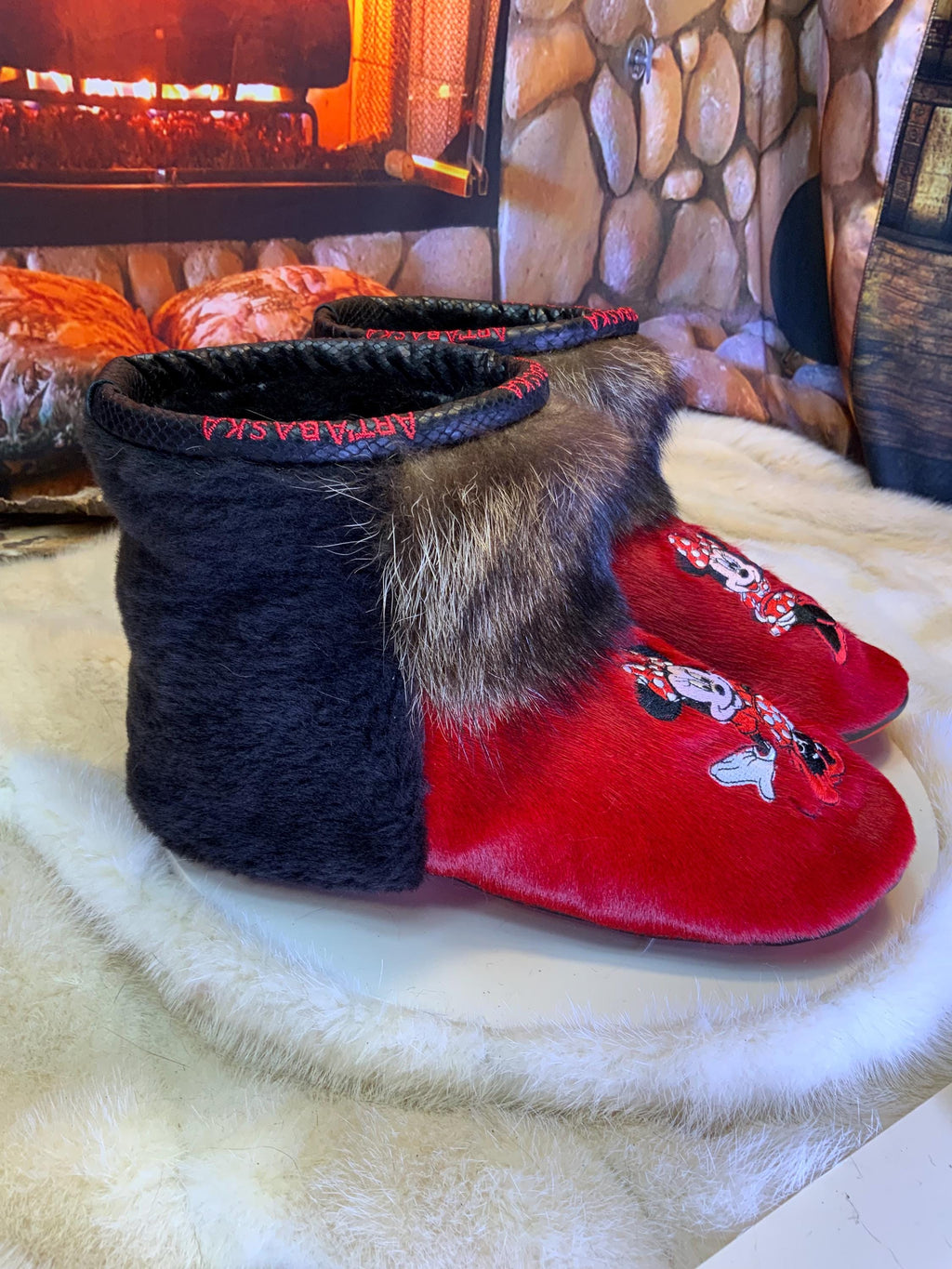 Mocassins d’intérieur Yvonne 8 femme, cuir rouge brodé Minnie Mouse, fourrure recyclée, faits à la main au Québec 🎀✨