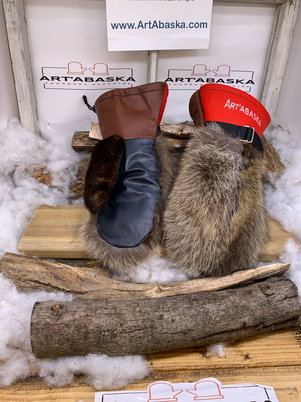 Mitaines Les Claudette – Médium, raton laveur et vison recyclés avec cuir embossé rouge, fait à la main au Québec, pièce unique artisanale