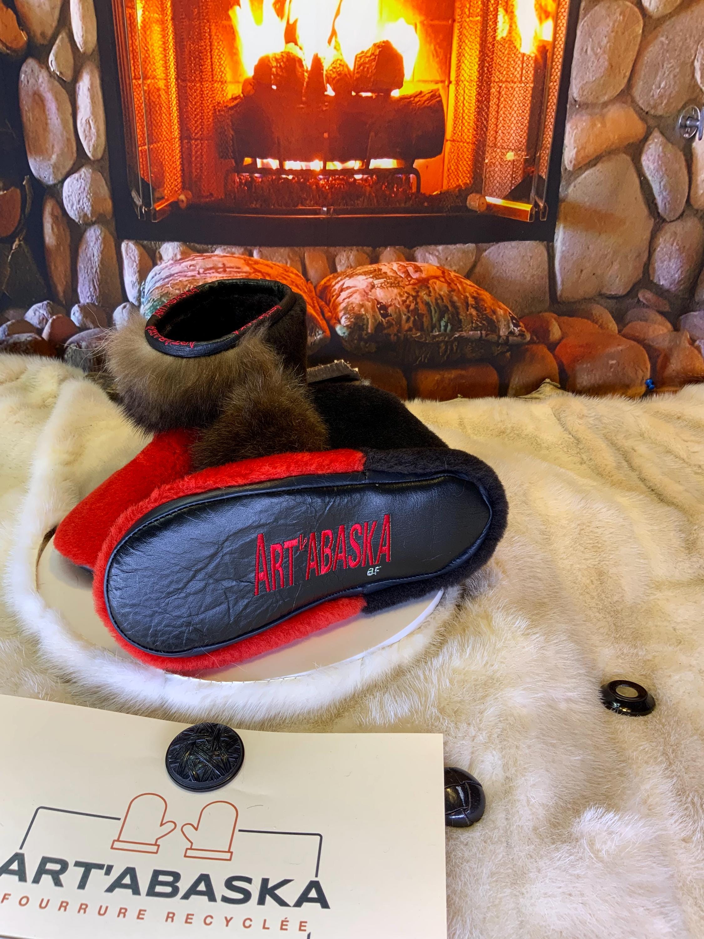 Mocassins d’intérieur Micheline 8 femme, mouton rouge vif, chat sauvage recyclé et cuir serpent, faits à la main au Québec ❤️✨