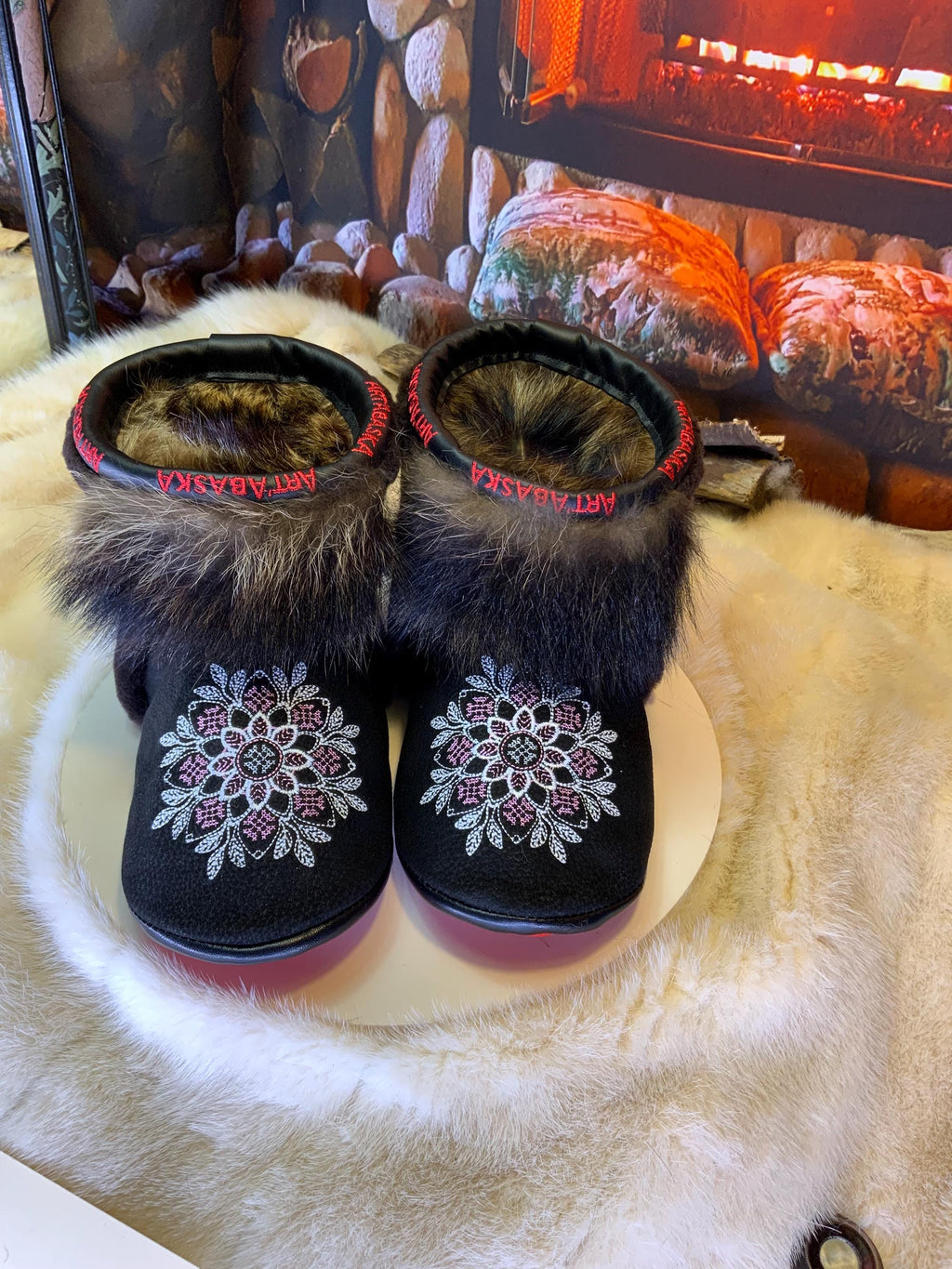 Mocassins d’intérieur Odette 9 femme, cuir suède brodé mandala blanc et rose, fourrure recyclée, faits à la main au Québec ✨🌸❤️