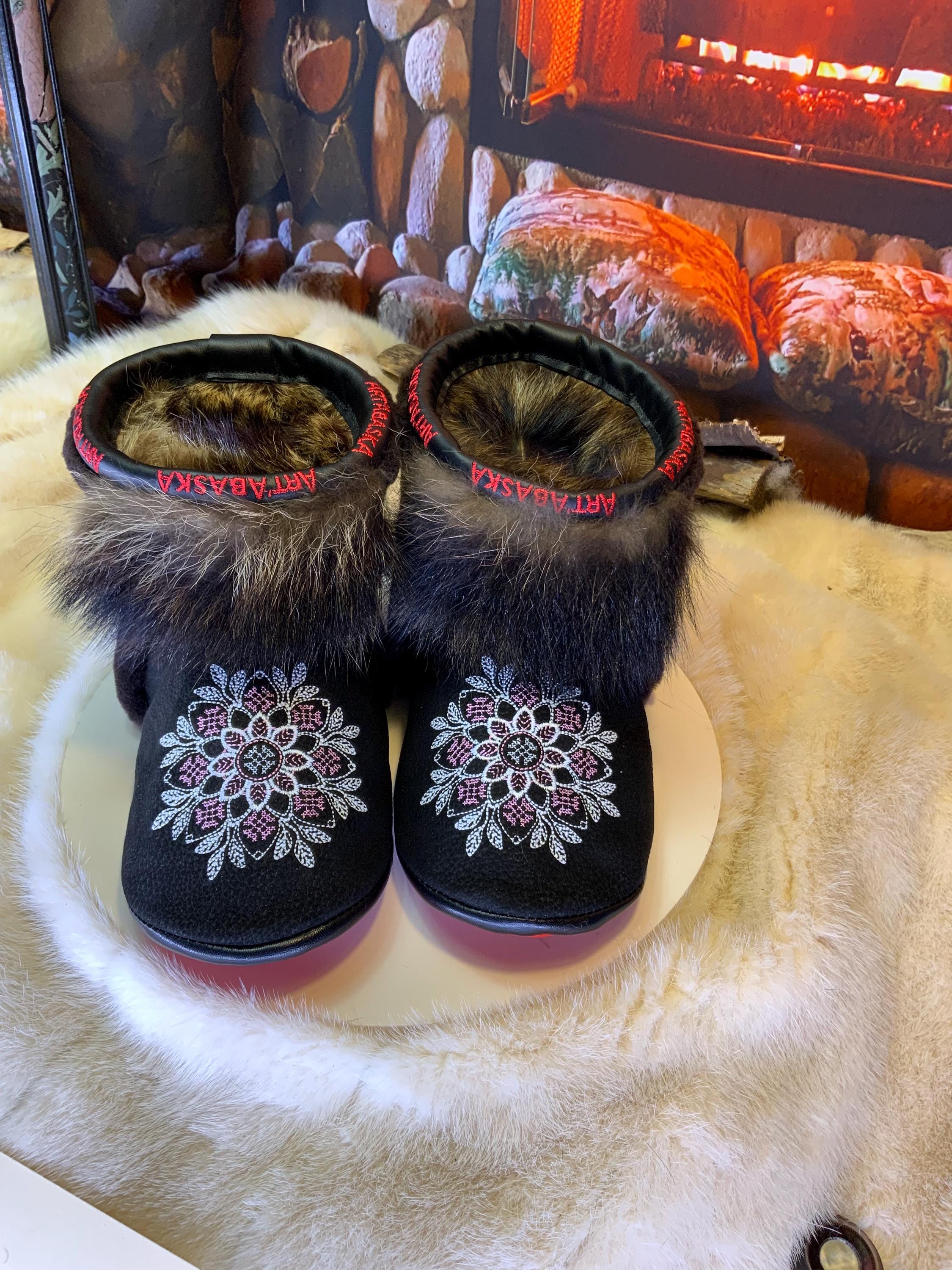 Mocassins d’intérieur Odette 9 femme, cuir suède brodé mandala blanc et rose, fourrure recyclée, faits à la main au Québec ✨🌸❤️