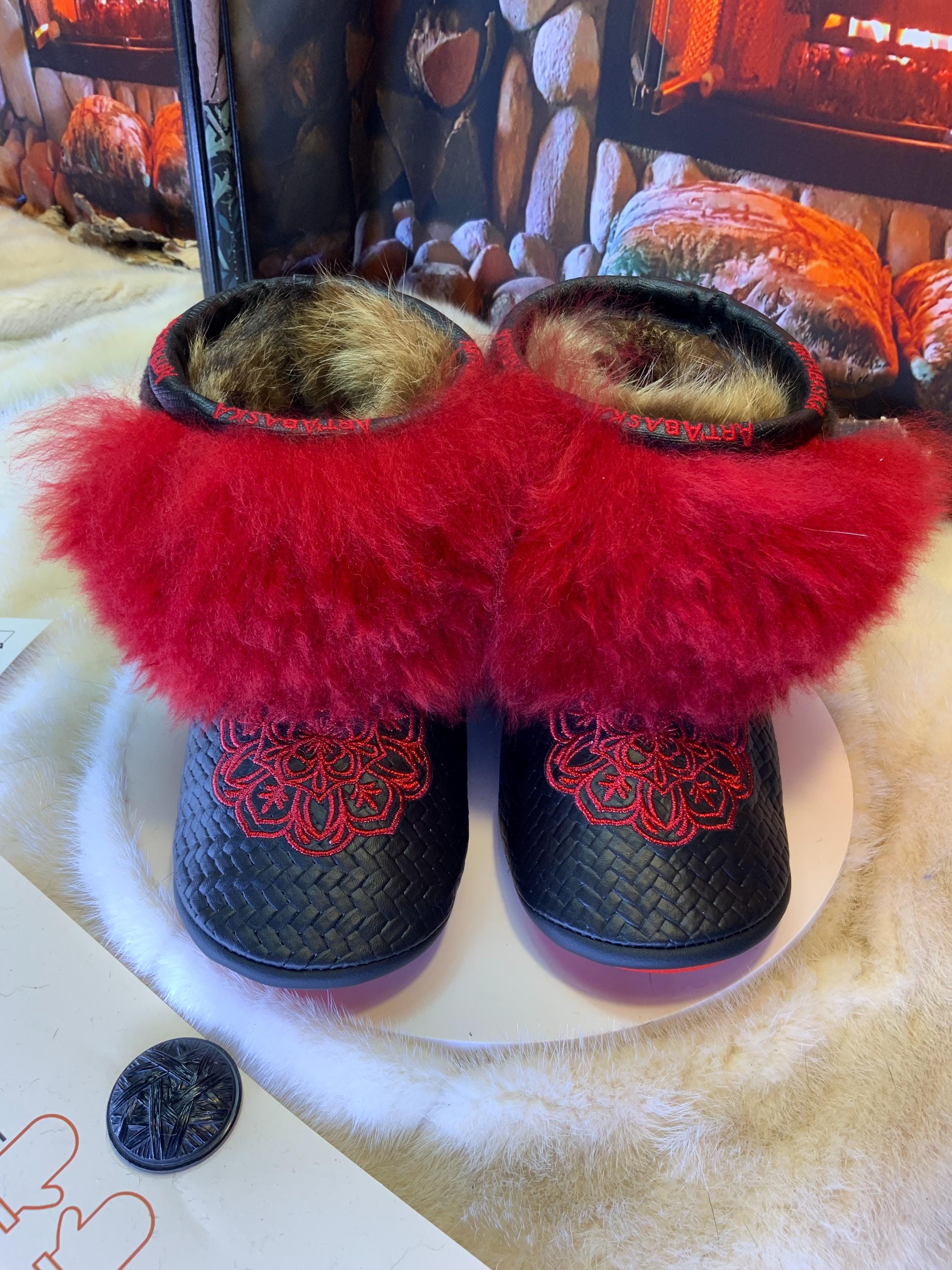 Mocassins d’intérieur Maria – 9 femme – cuir italien chevron brodé mandala rouge en fil de métal, fourrure recyclée & semelle rouge, faits à la main au Québec ✨❤️🌟