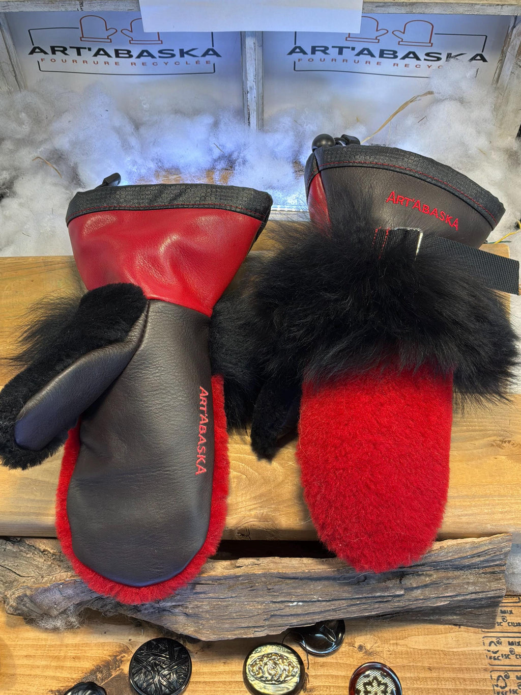 Mitaines Lorette Small mouton rasé rouge vif bande poignet noir cuir brun chocolat et rouge pompier couture rouge pièce unique Québec
