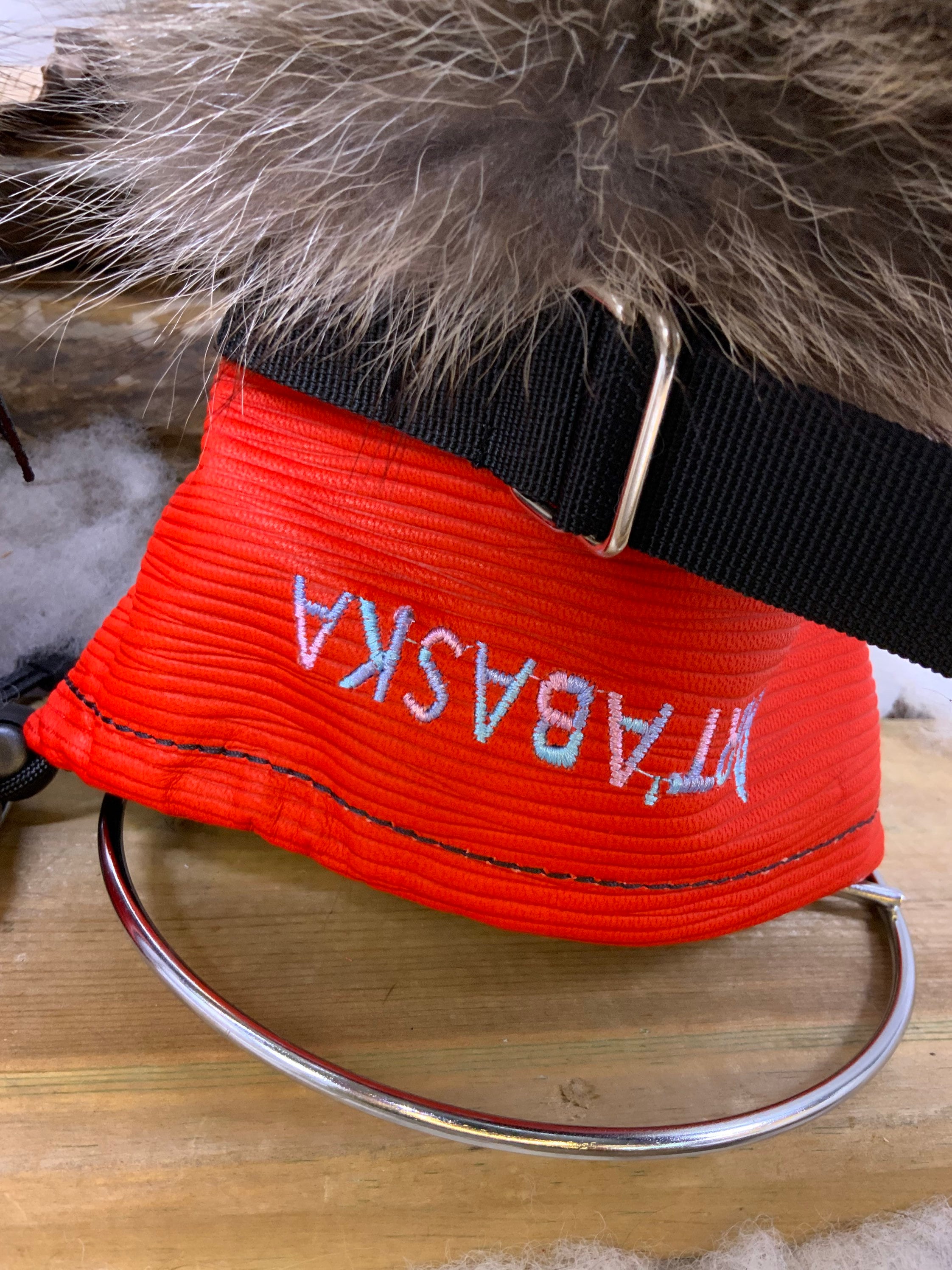 Mitaines Les Claudette – Médium, raton laveur et vison recyclés avec cuir embossé rouge, fait à la main au Québec, pièce unique artisanale