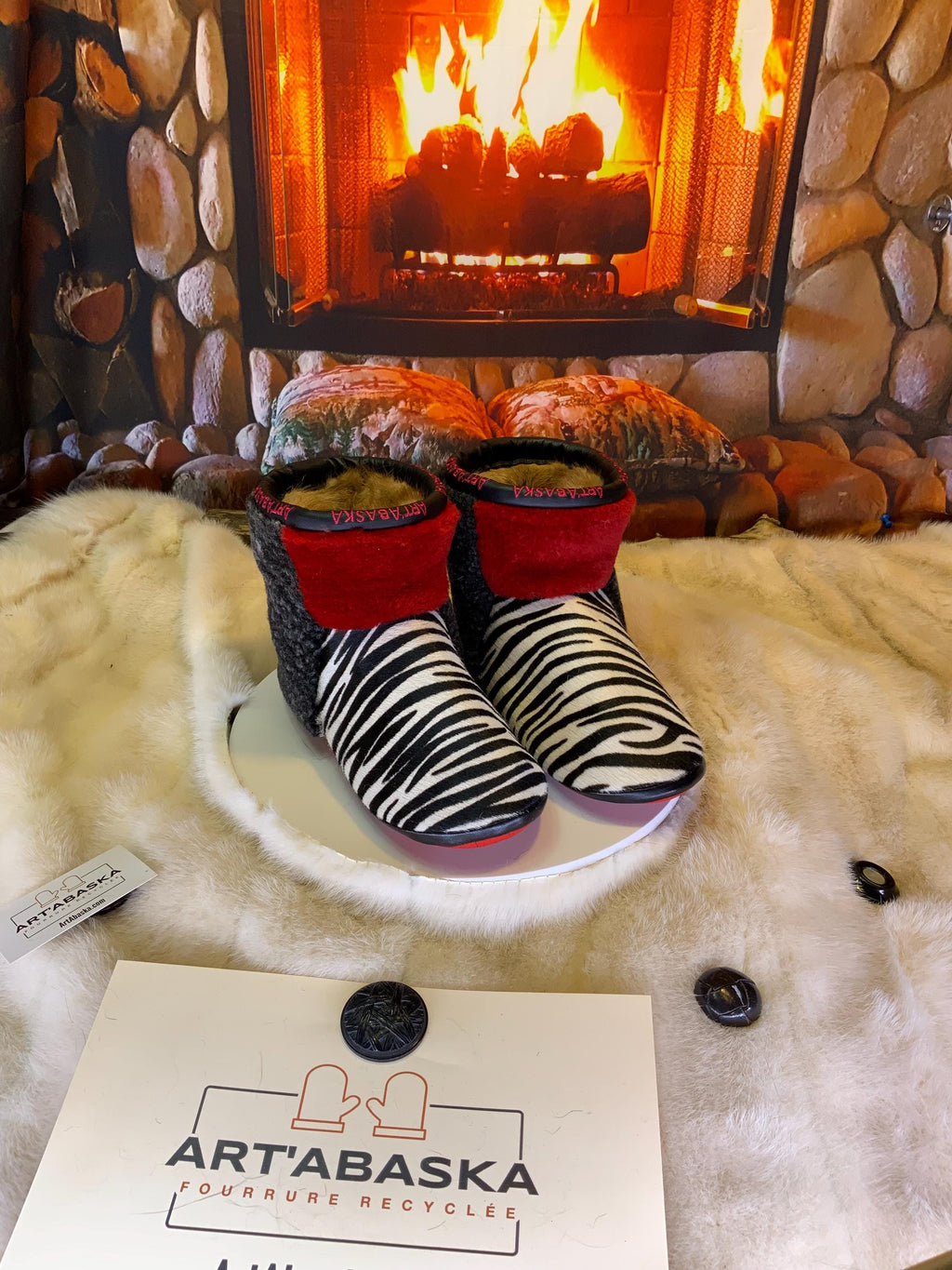 Mocassins d’intérieur Charlotte 8 femme, cuir recyclé imprimé zèbre, mouton rouge et charcoal, faits à la main au Québec 🦓❤️