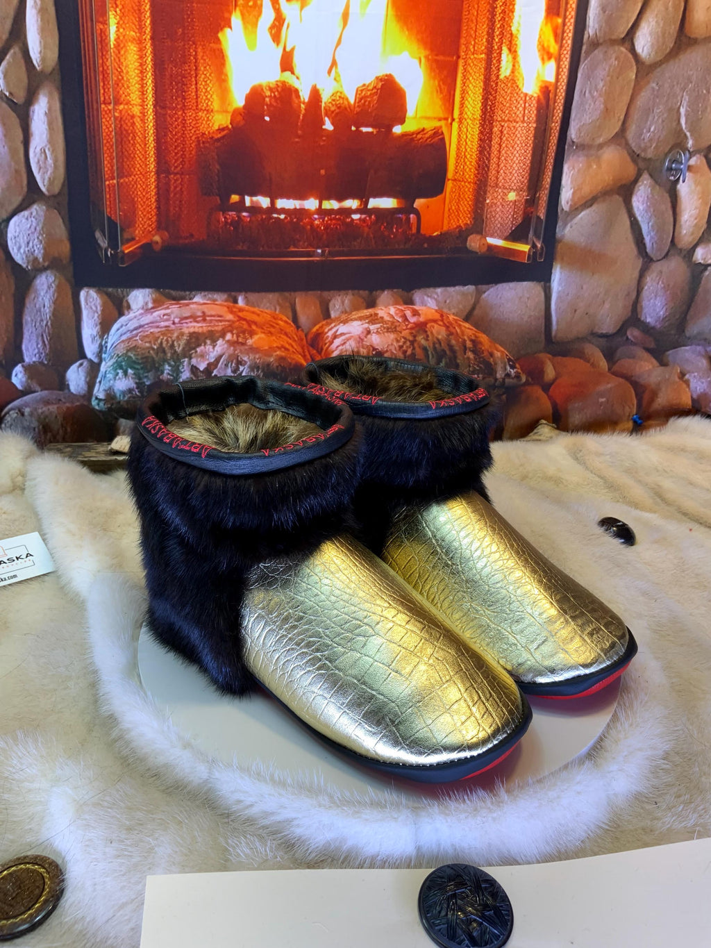 Mocassins d’intérieur Yvette 8 femme en cuir italien or imprimé crocodile et vison brun recyclé – faits à la main au Québec, respirants, confort de luxe, pièce unique ArtAbaska 💛✨