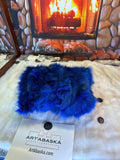 Coussin fourrure recyclée renard bleu patchwork fait à la main Québec coussin décoratif cuir noir brodé pièce unique ArtAbaska