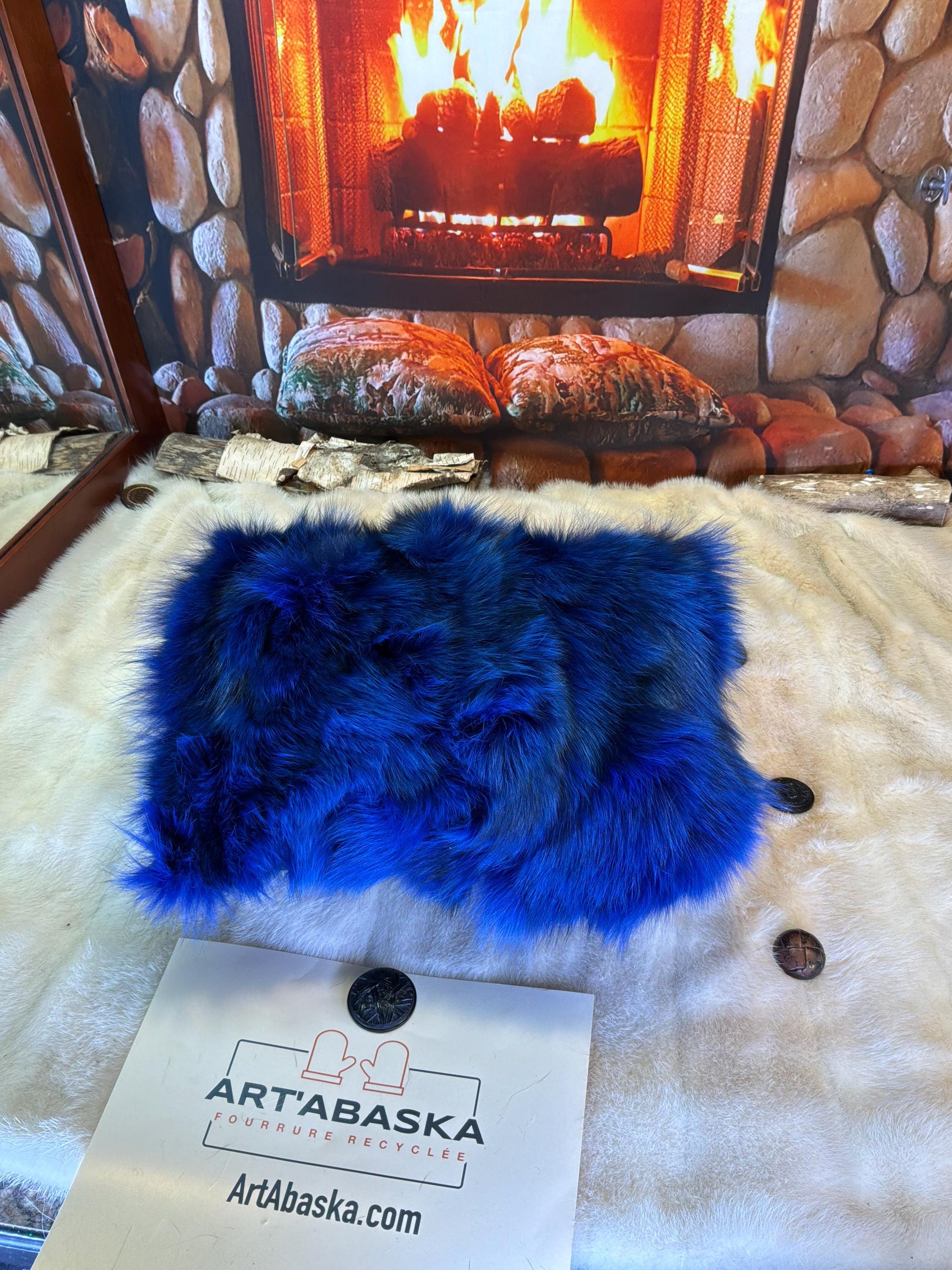 Coussin fourrure recyclée renard bleu patchwork fait à la main Québec coussin décoratif cuir noir brodé pièce unique ArtAbaska