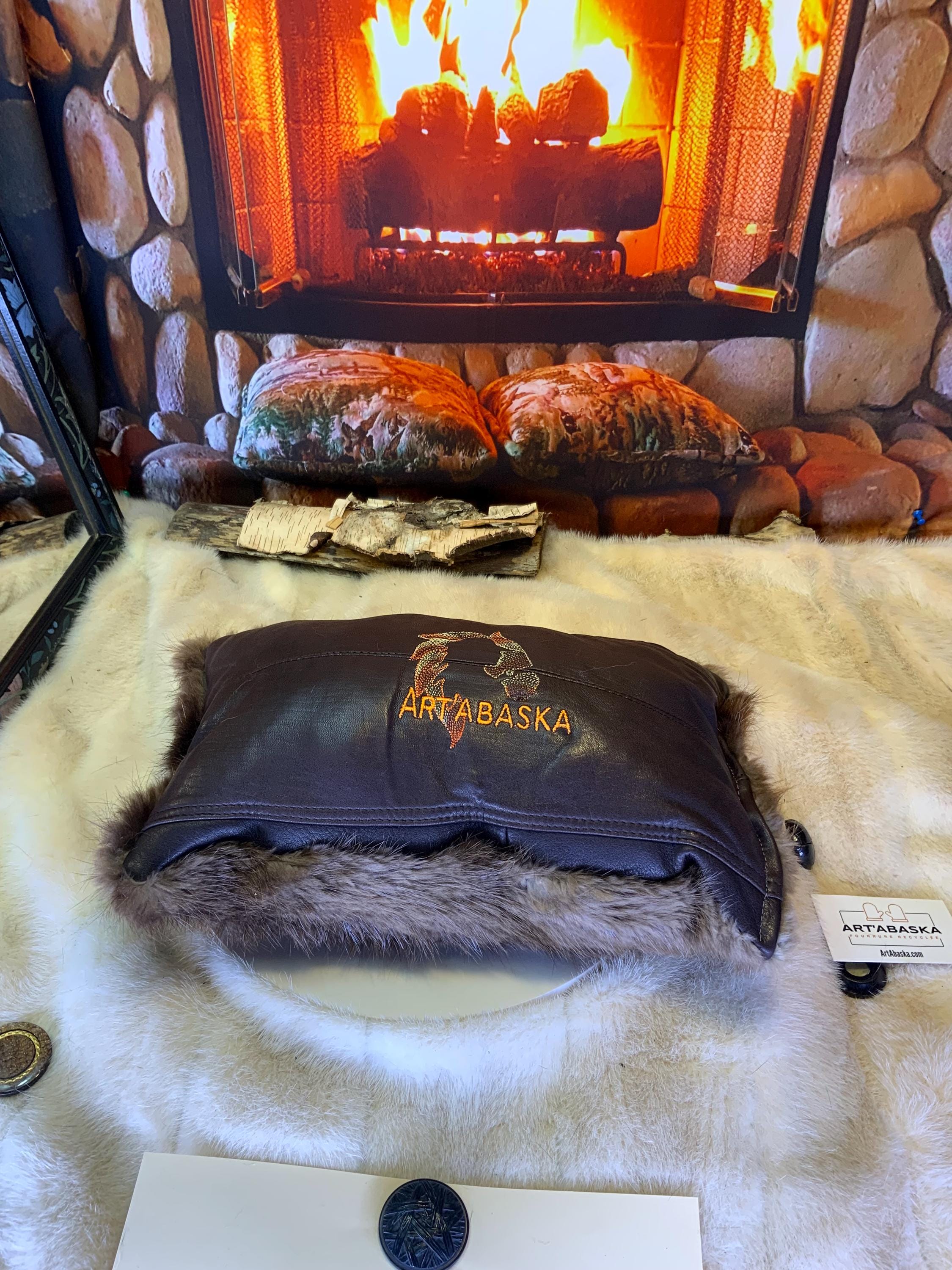Coussin en fourrure recyclée – cuir & broderie, pièce unique faite à la main au Québec