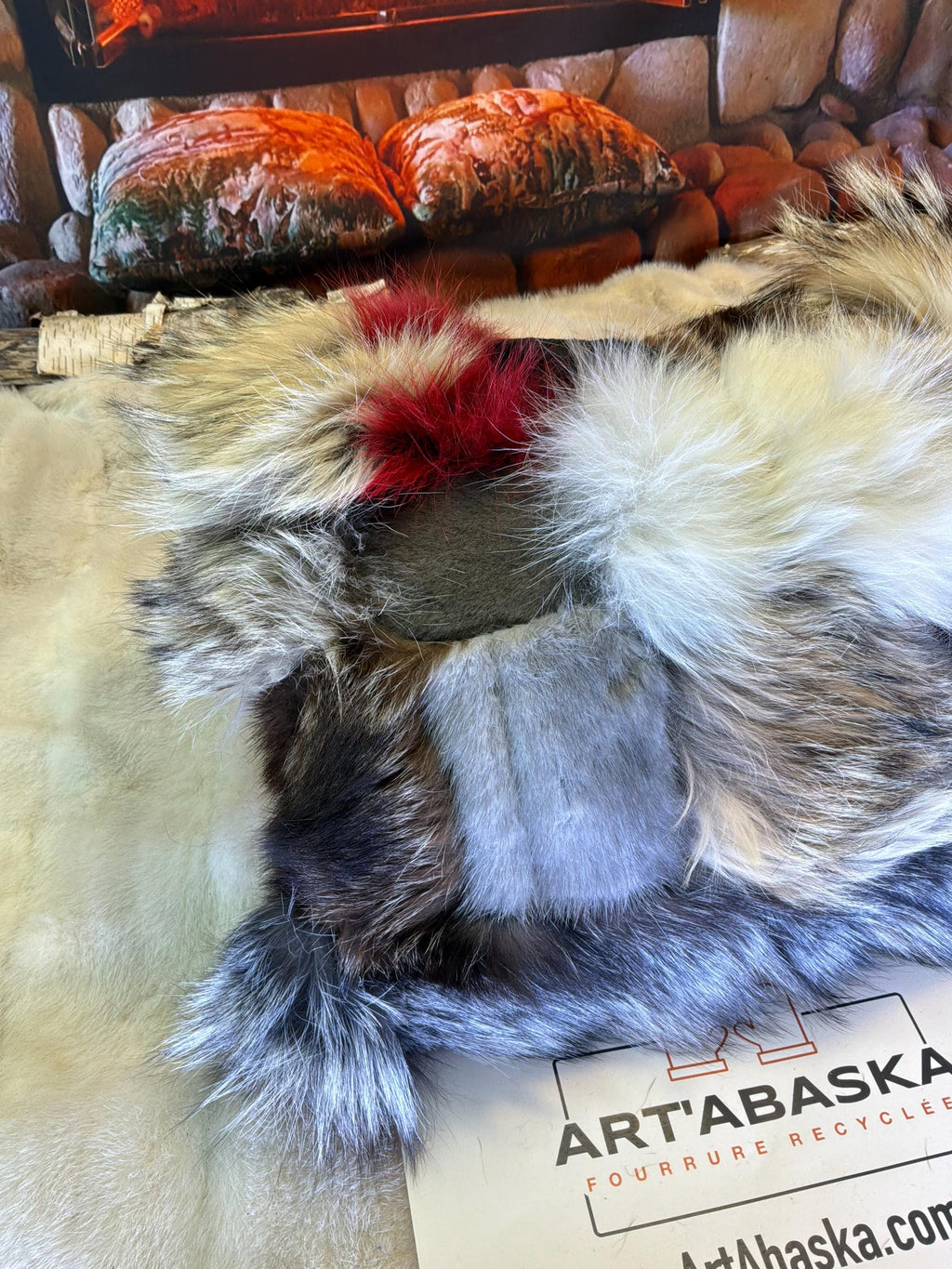 Coussin patchwork fourrures recyclées fait à la main Québec coussin décoratif cuir suède brun brodé tête de cheval pièce unique ArtAbaska