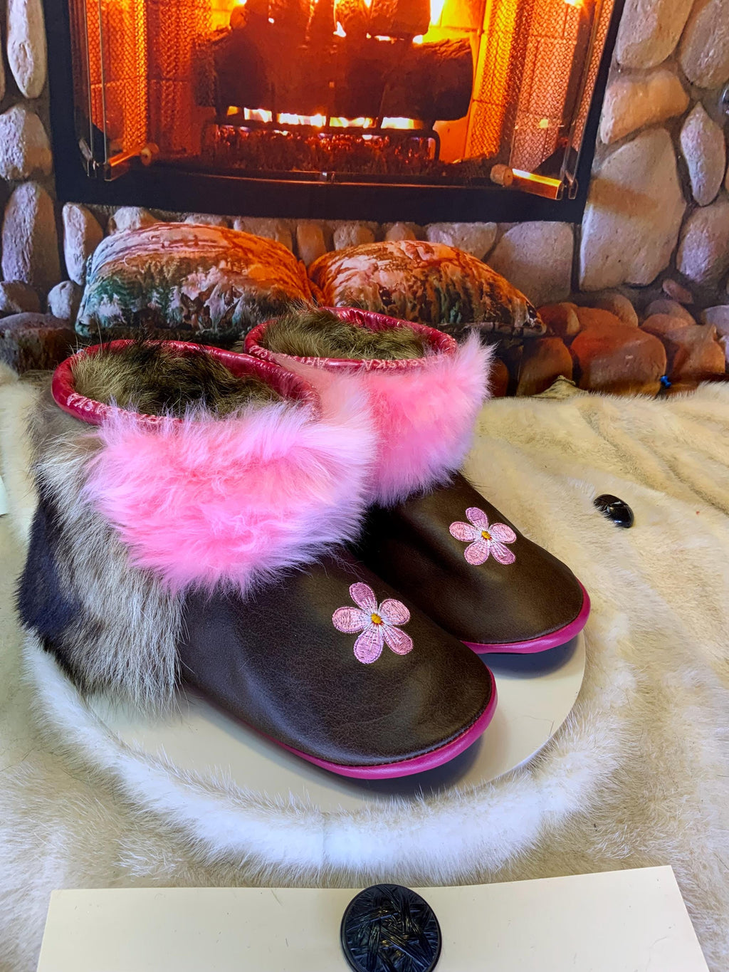 Mocassins d’intérieur Les Rita – 9 femme – cuir italien brun café brodé marguerite rose & fourrures recyclées fait main Québec