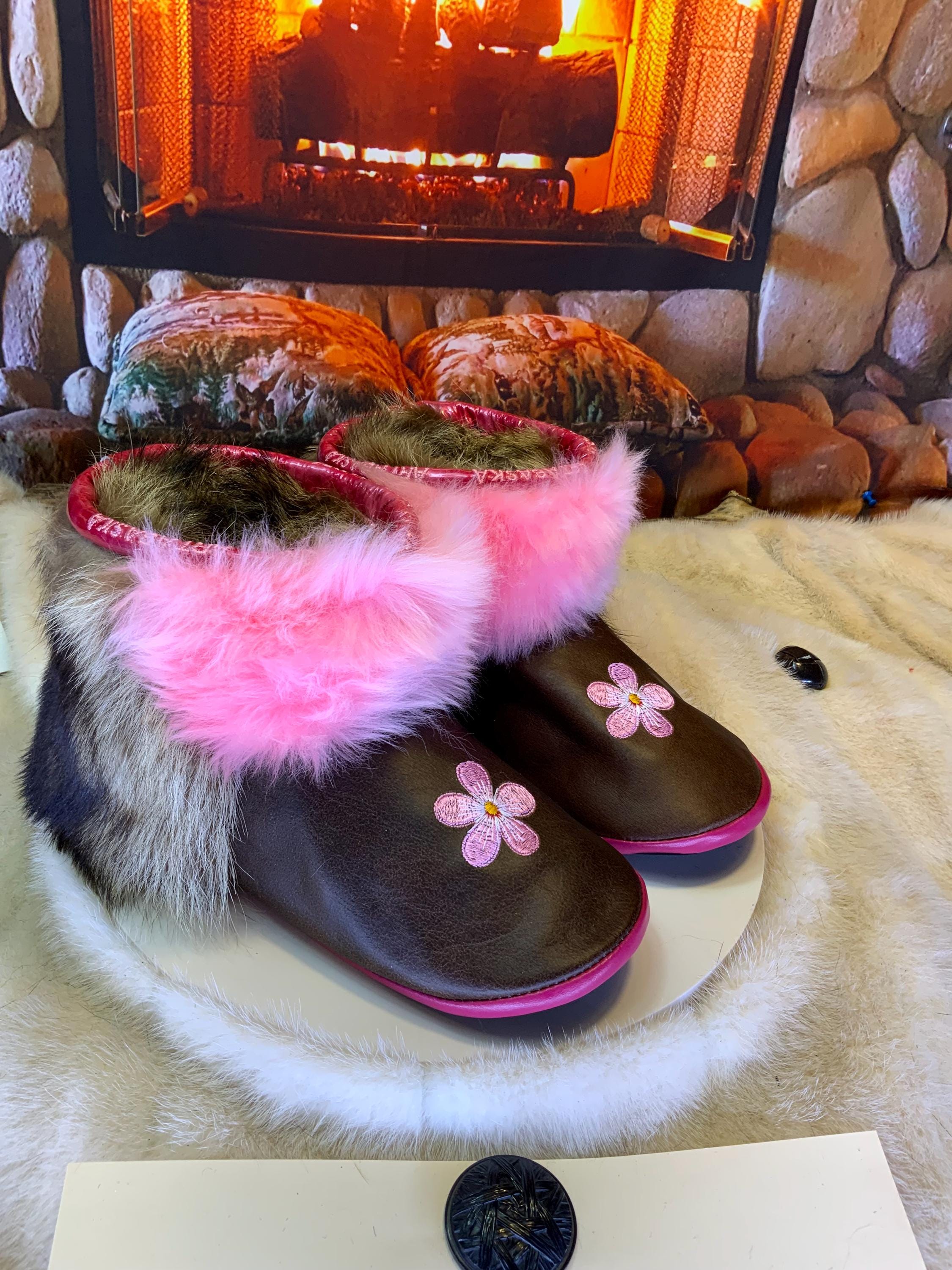 Mocassins d’intérieur Les Rita – 9 femme – cuir italien brun café brodé marguerite rose & fourrures recyclées fait main Québec