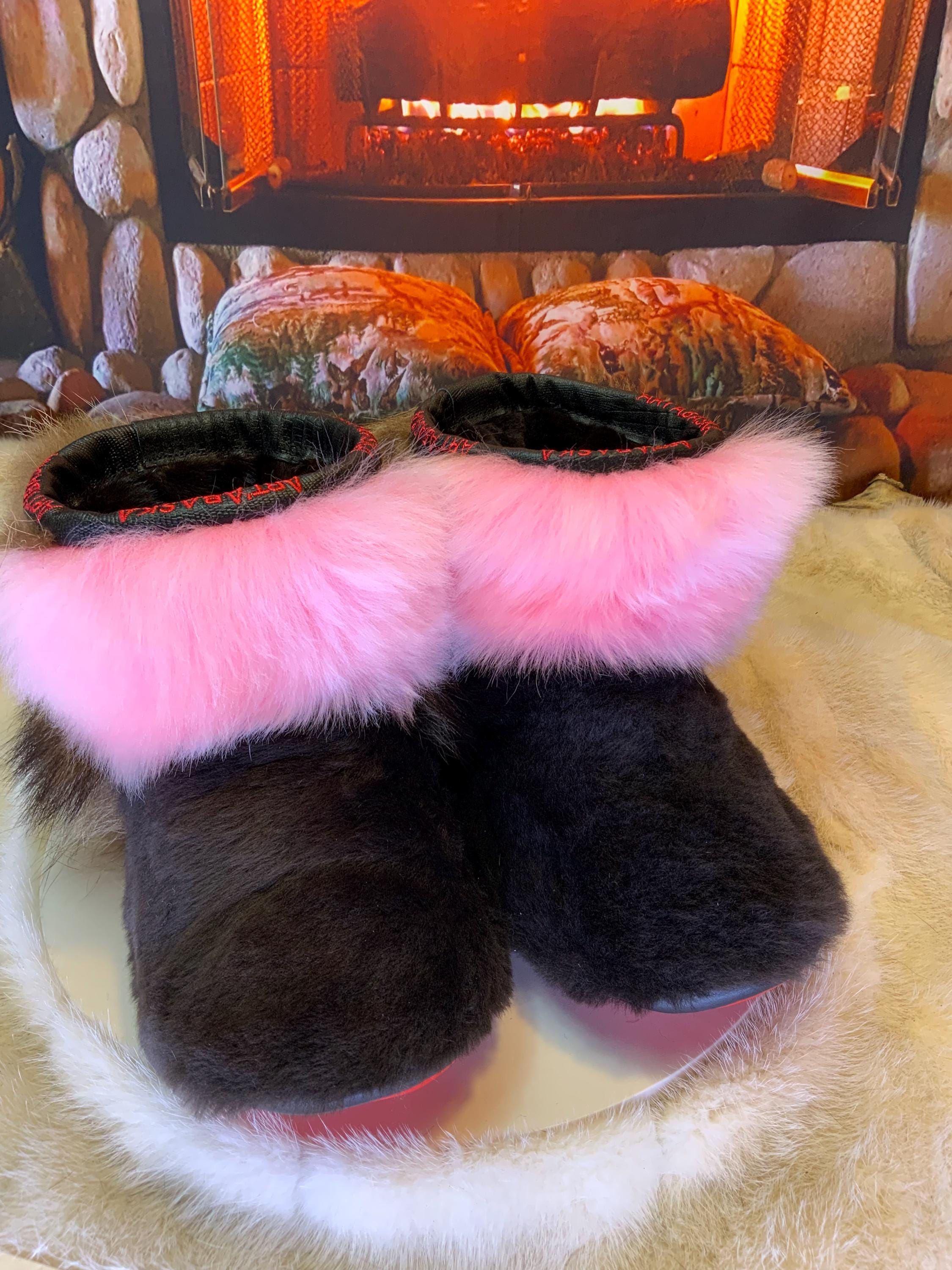 Mocassins d’intérieur Yvonne – 8 femme – édition toute fourrure en mouton brun, mouton rose & raton recyclés, semelle rouge, faits à la main au Québec ✨🌸❤️