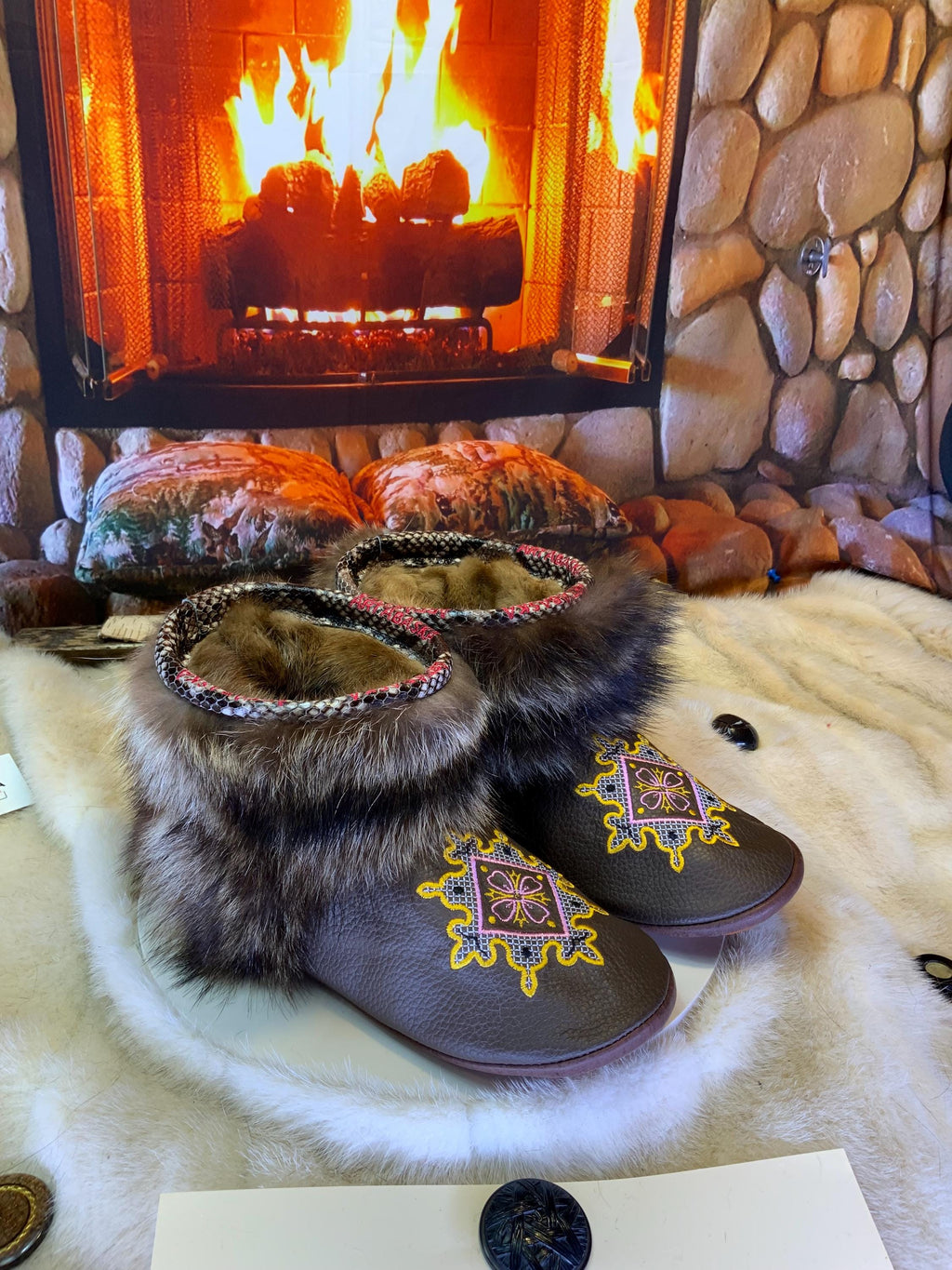Mocassins d’intérieur Les Giselle – 10 femme – cuir brun mandala brodé rose jaune & raton recyclé, pièce unique Québec artisanal