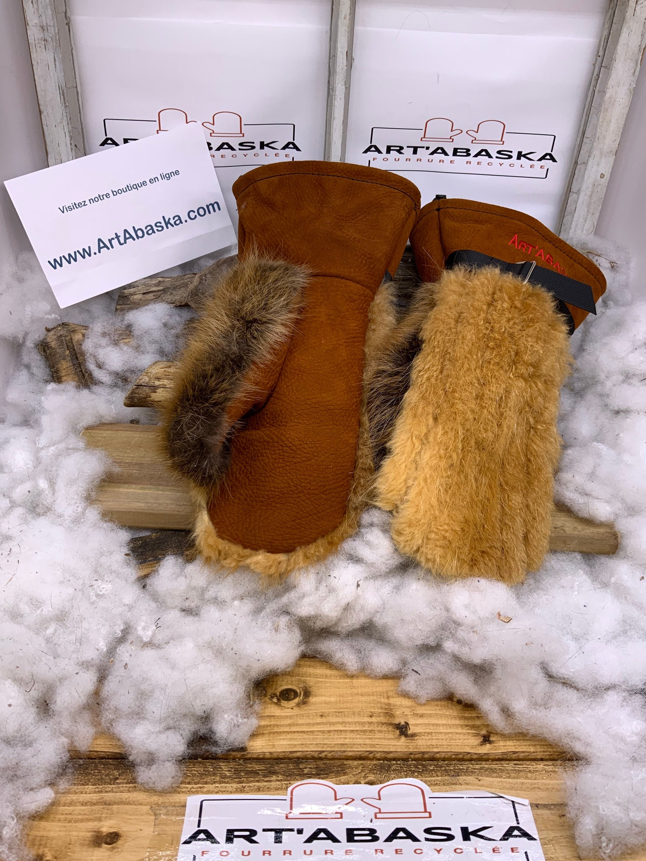 Mitaines Léontine XL – Castor remodelé & naturel, cuir brun-rouille suède, logo brodé rouge, fait à la main, pièce unique Québec