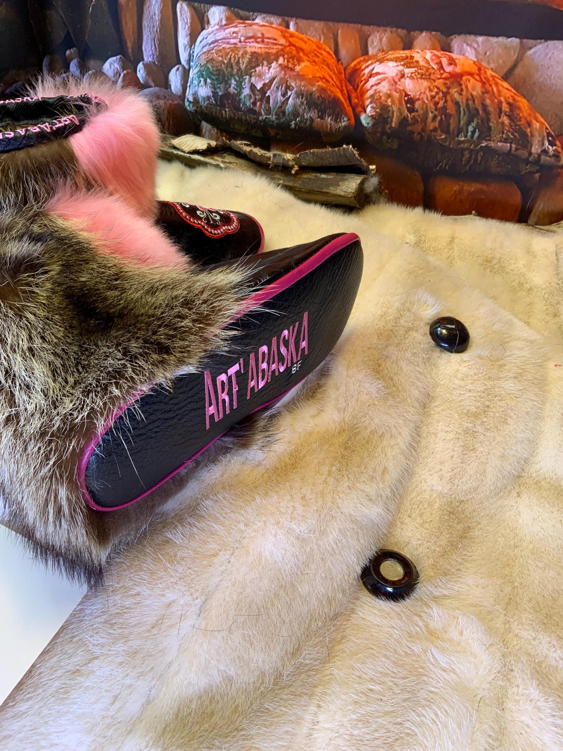 Mocassins d’intérieur Aline pour femme 8 en cuir d’anguille noir brodé mandala rose, mouton naturel rose vif et raton brun naturel recyclé – faits à la main au Québec, respirants, confort de luxe, pièce unique Art’Abaska 💕✨