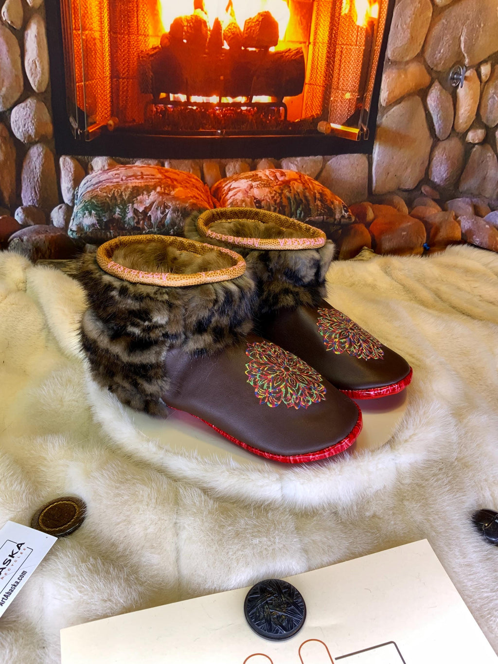 Mocassins d’intérieur Madeleine 10 femme, cuir italien brun chocolat brodé mandala multicolore, faits à la main au Québec ✨🤎