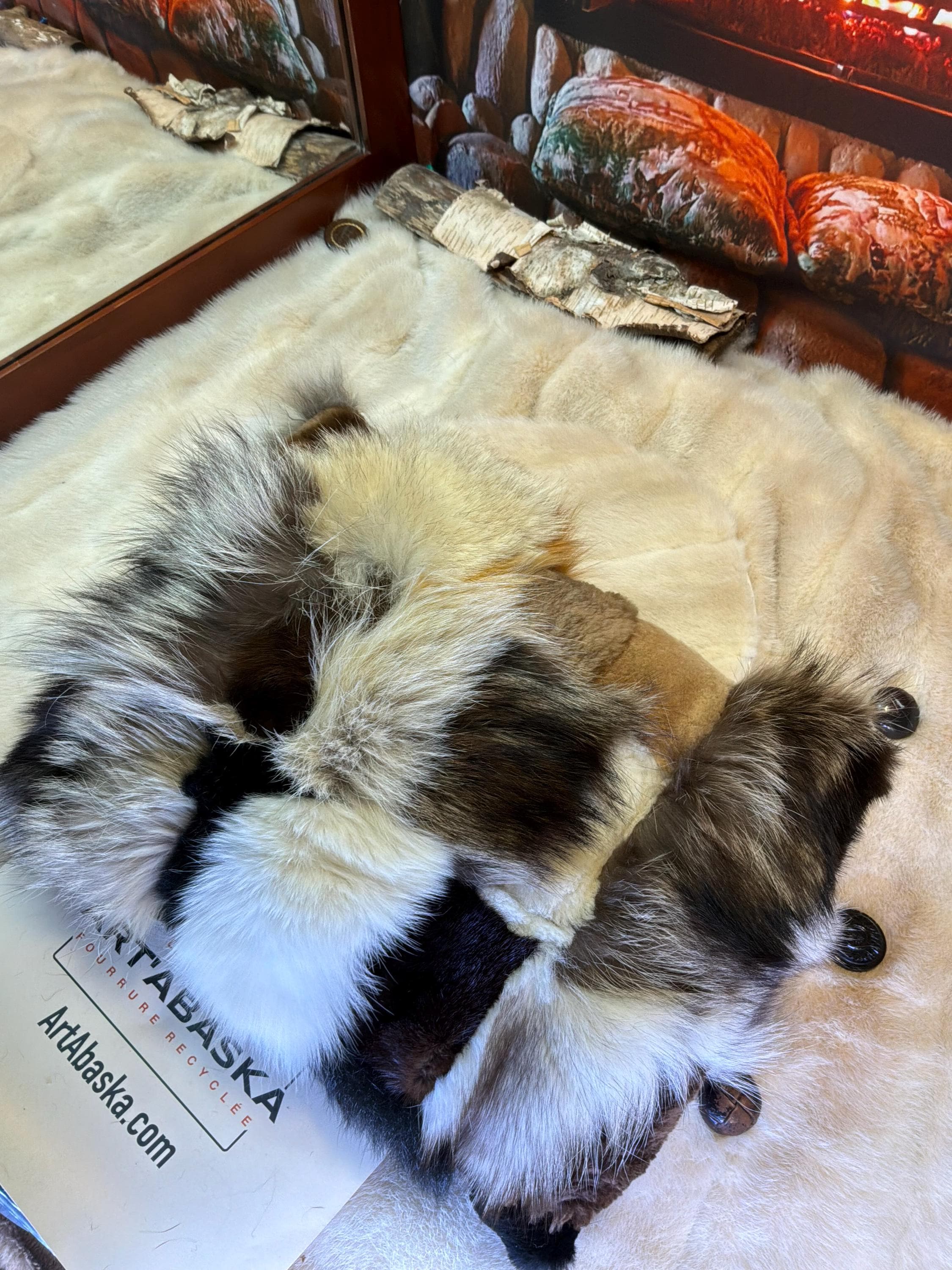 Coussin patchwork fourrures recyclées fait à la main Québec coussin décoratif cuir brun chocolat avec poche pièce unique ArtAbaska