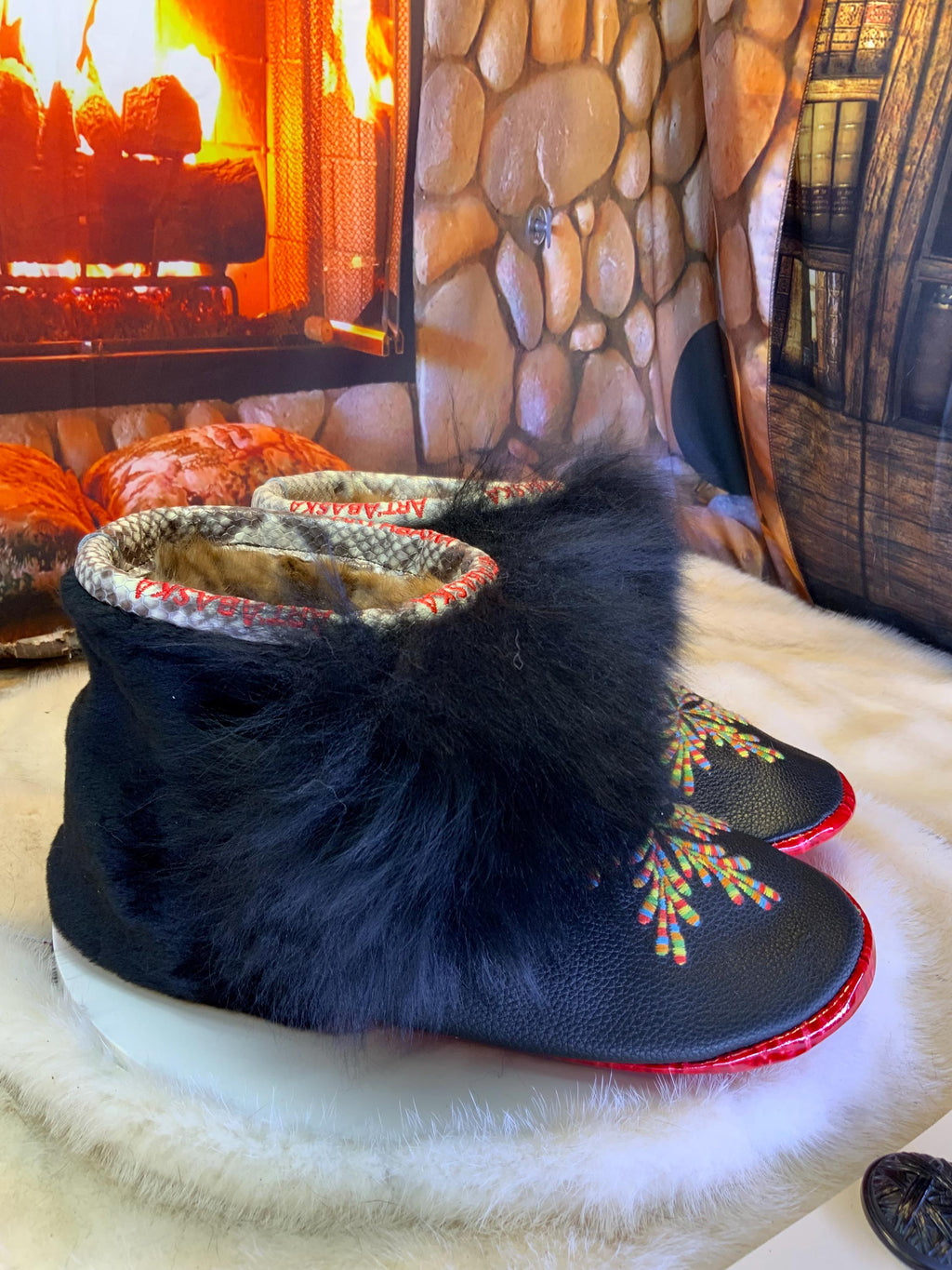 Mocassins d’intérieur Les Nicole – 10 femme – cuir italien brodé mandala multicolore & mouton noir recyclé, pièce unique Québec