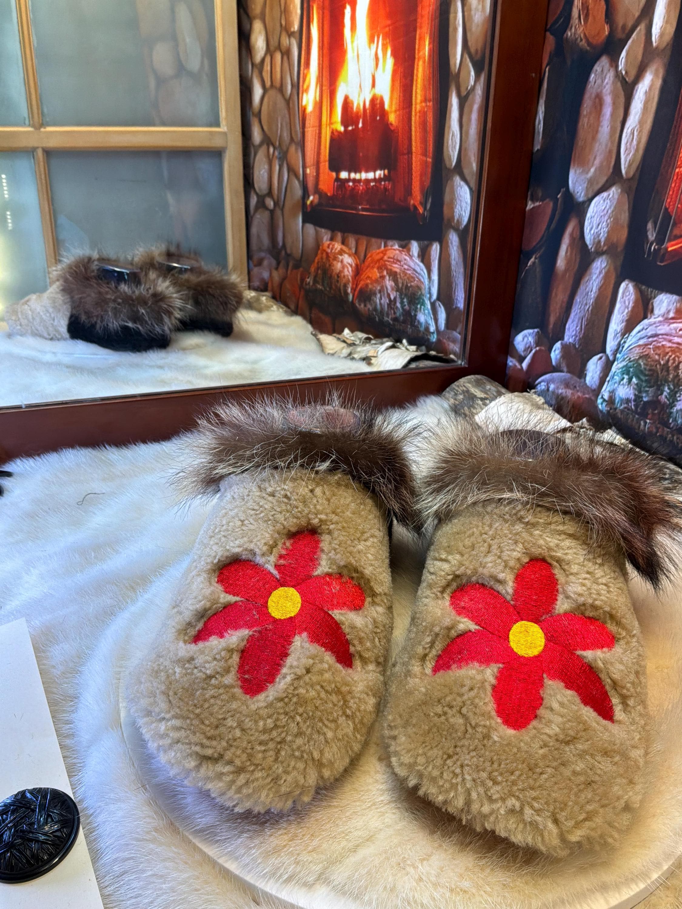 Slipper Hélène pointure 8 femme – Sherling italien & cuir recyclé, pièce unique faite à la main au Québec Édition Brodée