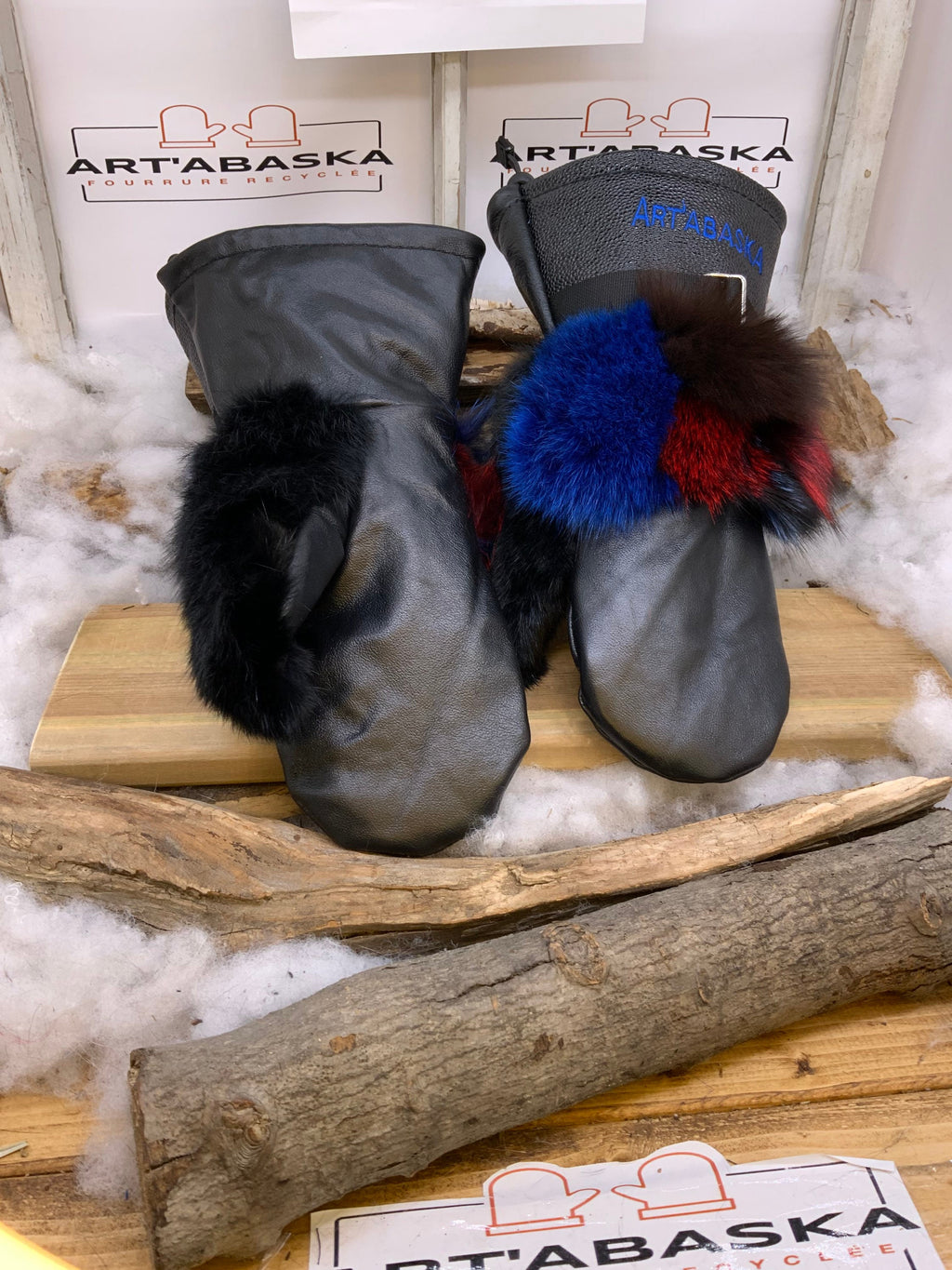 Mitaines Françoise Large cuir noir embossé lézard renard patchwork lapin noir broderie bleue ArtAbaska fait à la main Québec unique chaude