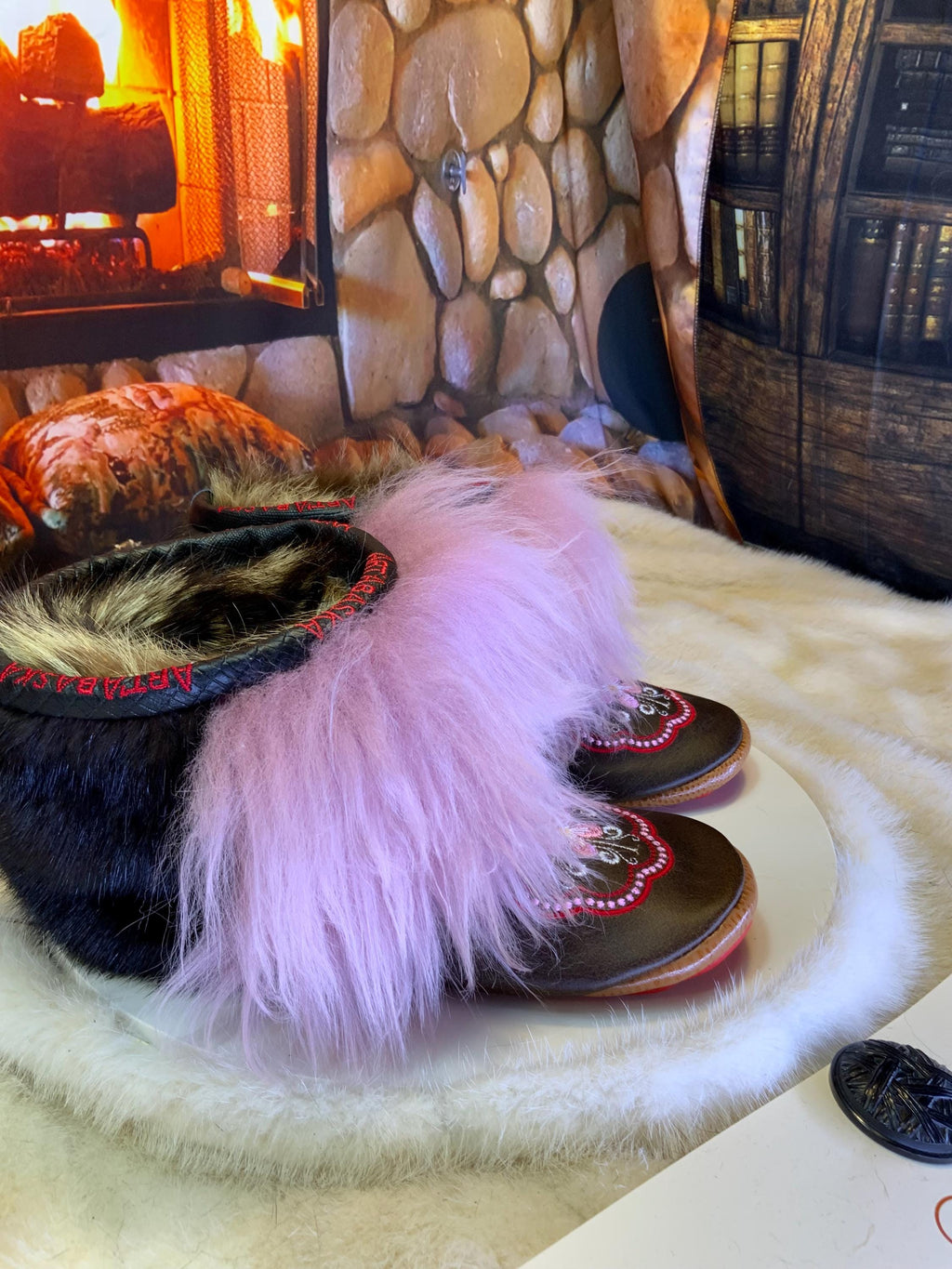 Mocassins d’intérieur Giselle – 6 femme – cuir brun chocolat brodé mandala rouge, rose et blanc, semelle rouge vif ArtAbaska, pièce unique ✨🤎🌸❤️