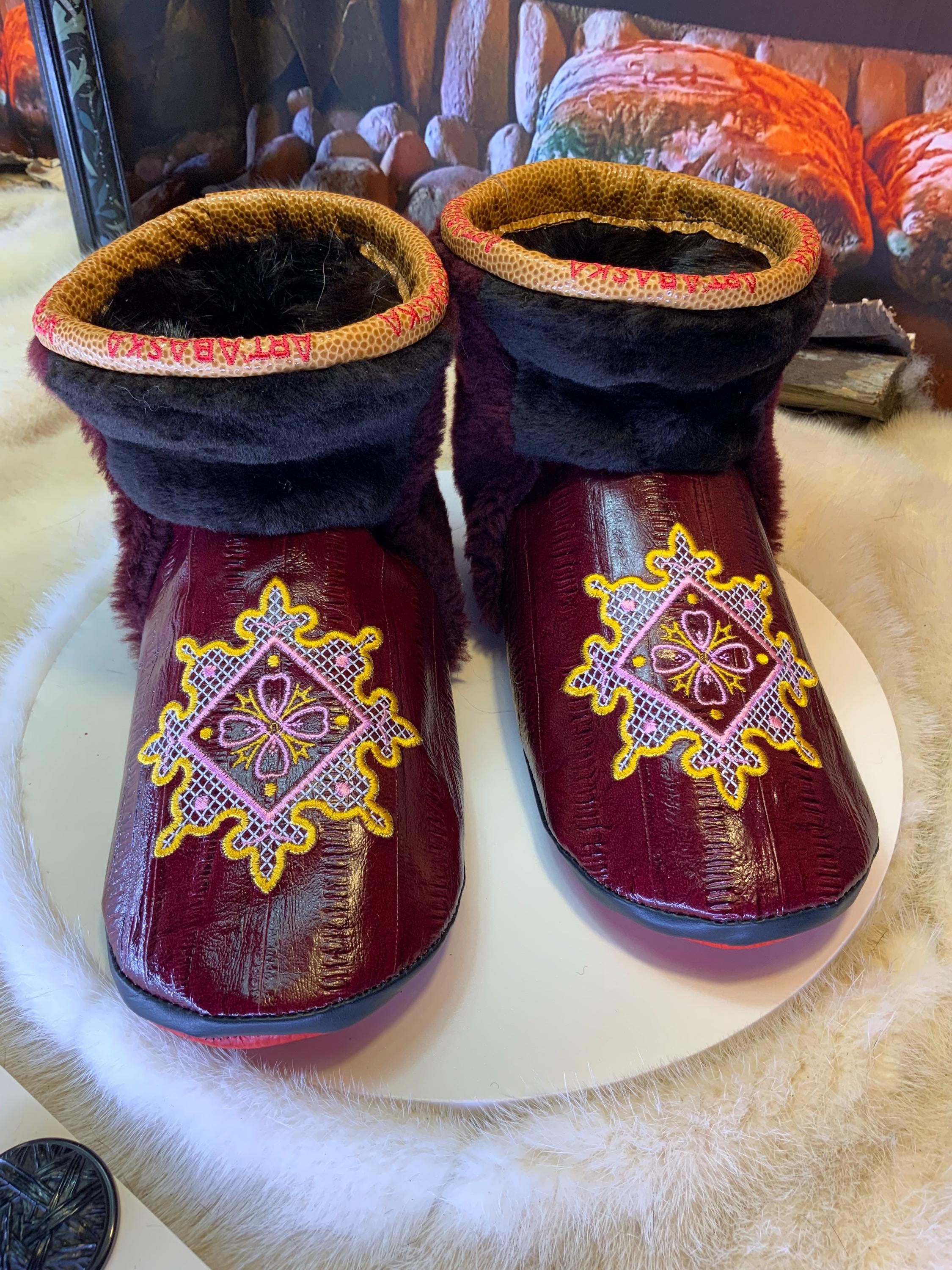 Mocassins d’intérieur Lorraine – 8 femme – cuir d’anguille brodé mandala, fourrure recyclée & semelle rouge, pièce unique faite à la main au Québec ✨🌸❤️