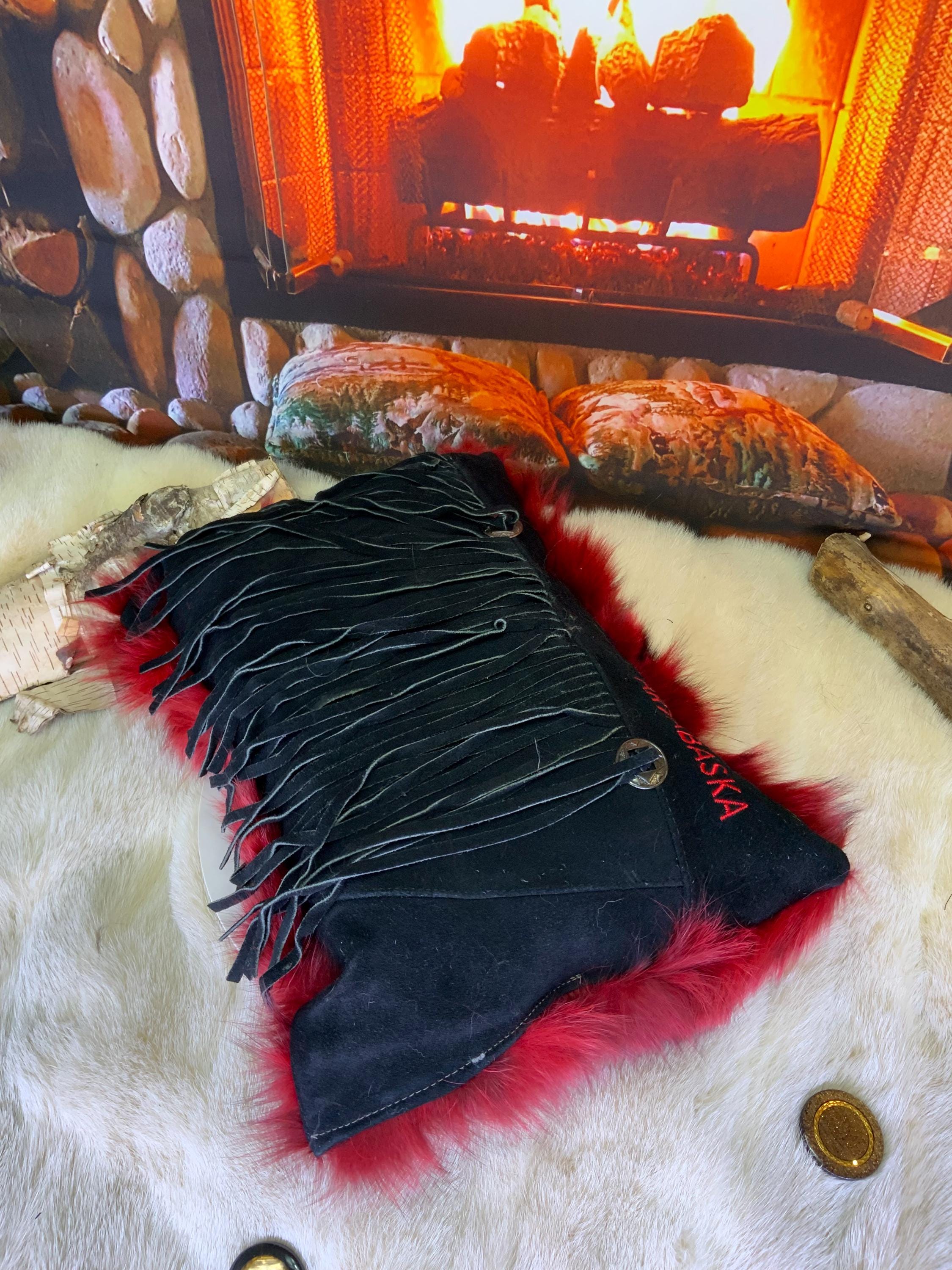 Coussin décoratif en fourrure recyclée en renard recyclé cousus en lanières style patchwork rouge