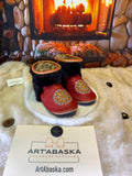 Mocassins d’intérieur Les Maryse – 9 femme – cuir rouge mandala brodé & vison recyclé, pièce unique artisanale du Québec