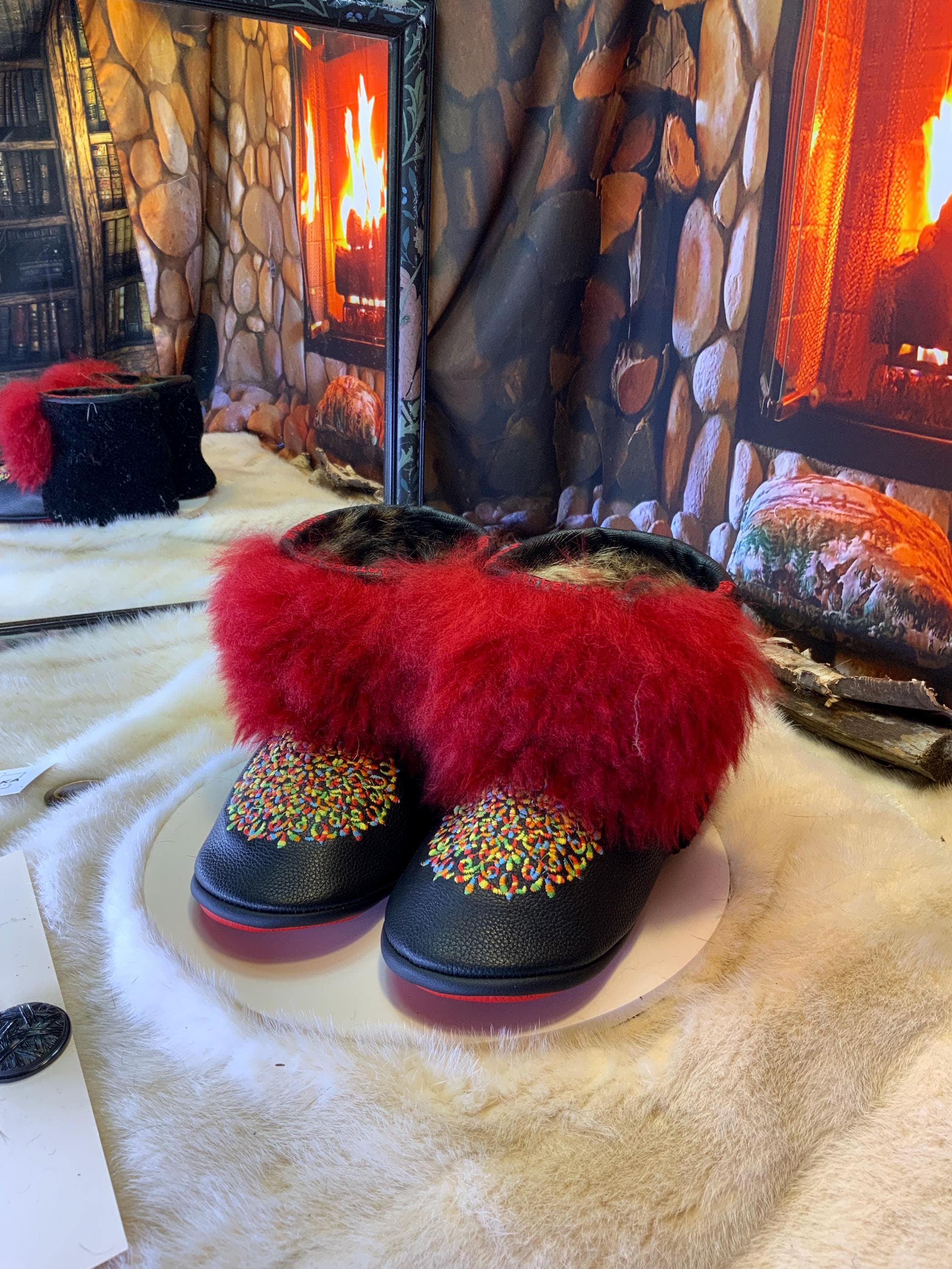 Mocassins d’intérieur Pauline 9 femme, cuir brodé mandala multicolore, fourrure recyclée, faits à la main au Québec ✨🌈❤️