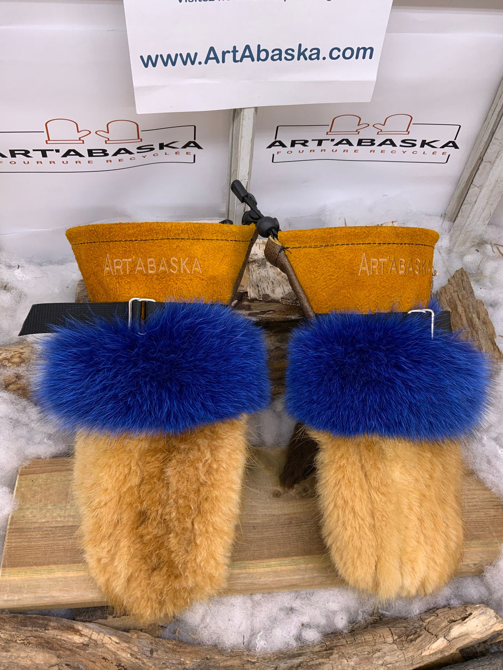 Mitaines Les Joséphine – Medium, renard bleu, castor remodelé, mouton brun rasé, cuir recyclé, fait à la main au Québec