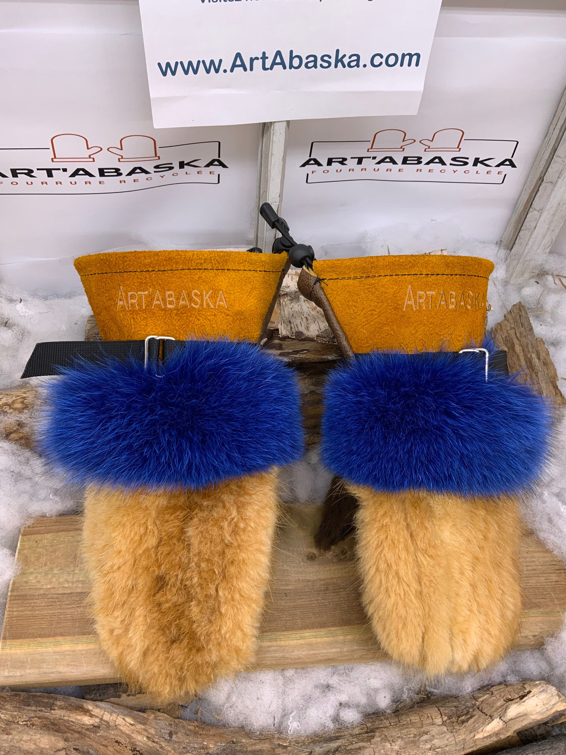 Mitaines Les Joséphine – Medium, renard bleu, castor remodelé, mouton brun rasé, cuir recyclé, fait à la main au Québec